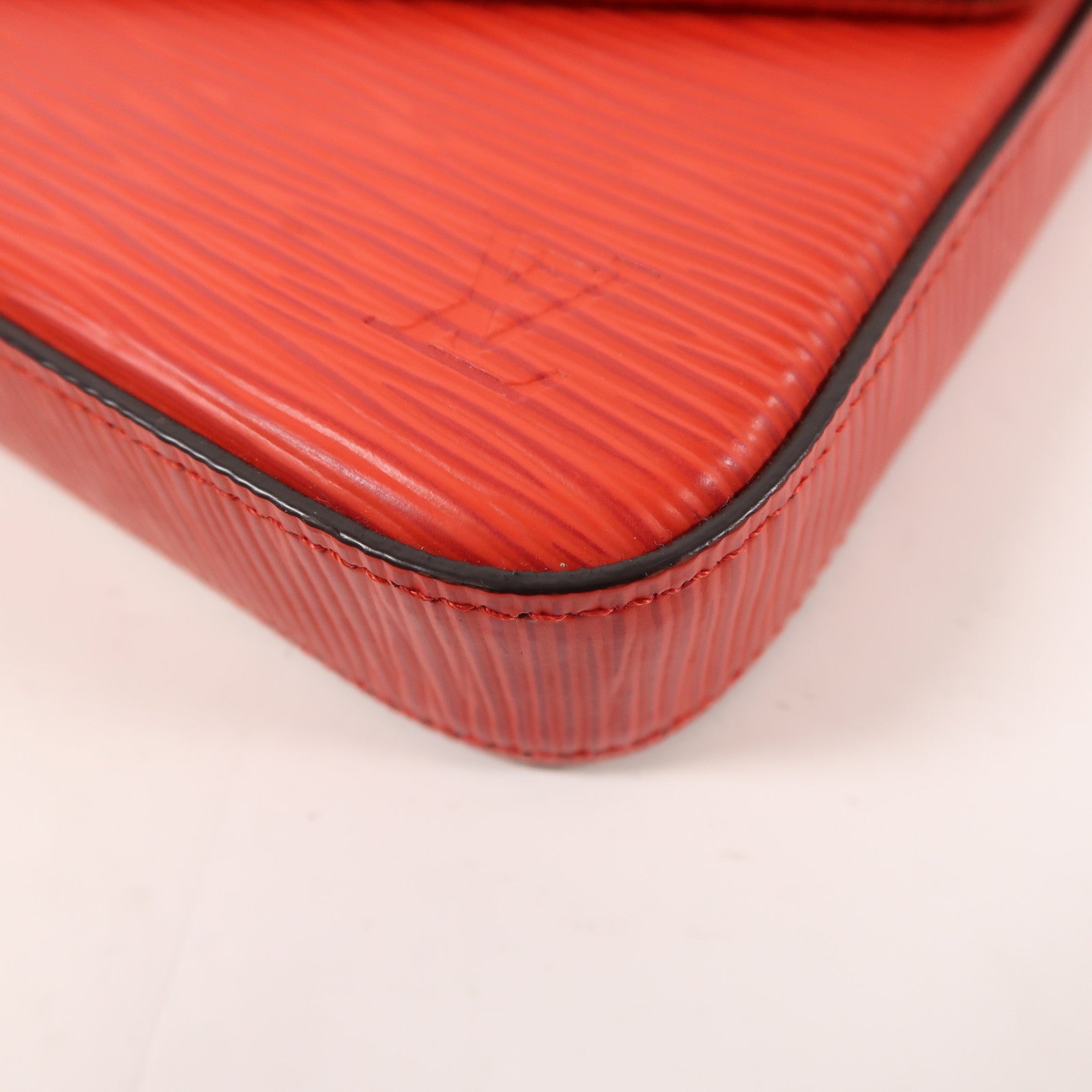 LOUIS VUITTON Epi Pochette Felice銀扣鏈帶肩背袋