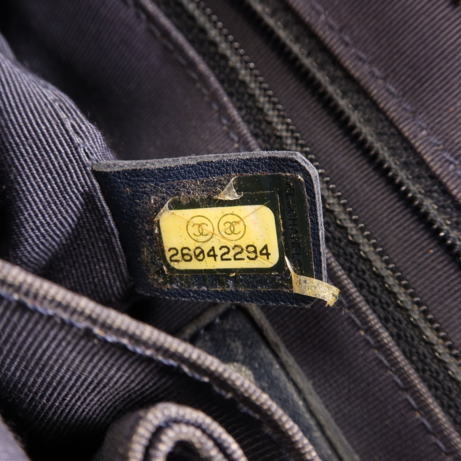 CHANEL 牛皮皮革/羊毛Gabrielle Medium鏈帶肩背袋