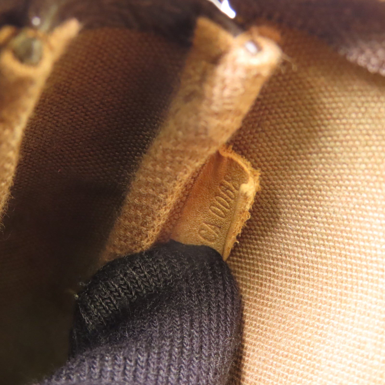 LOUIS VUITTON Monogram Pochette Accessoires金扣手挽袋棕色