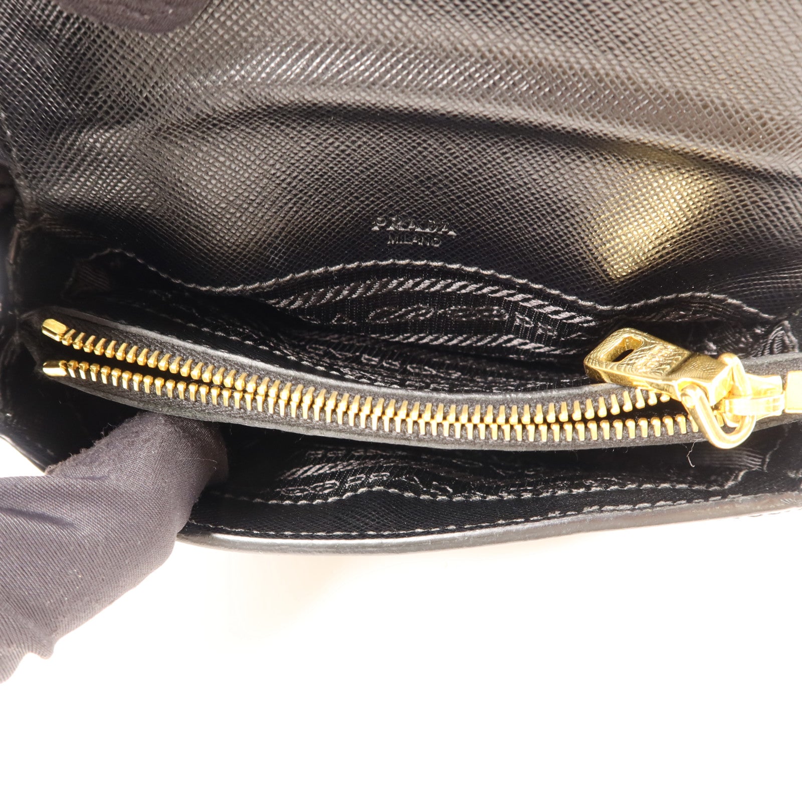 PRADA Saffiano皮革Clutch金扣手拿包
