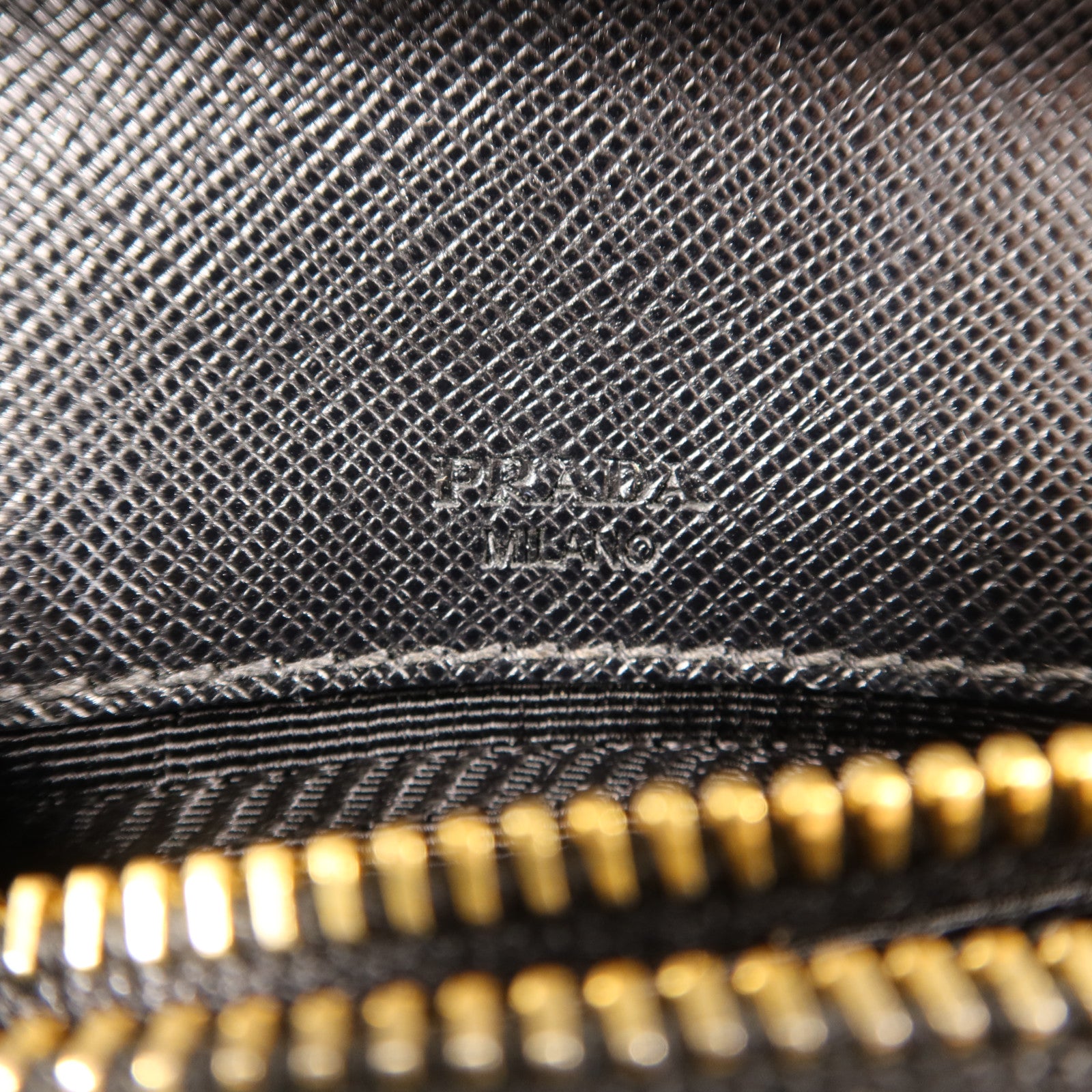 PRADA Saffiano皮革Clutch金扣手拿包