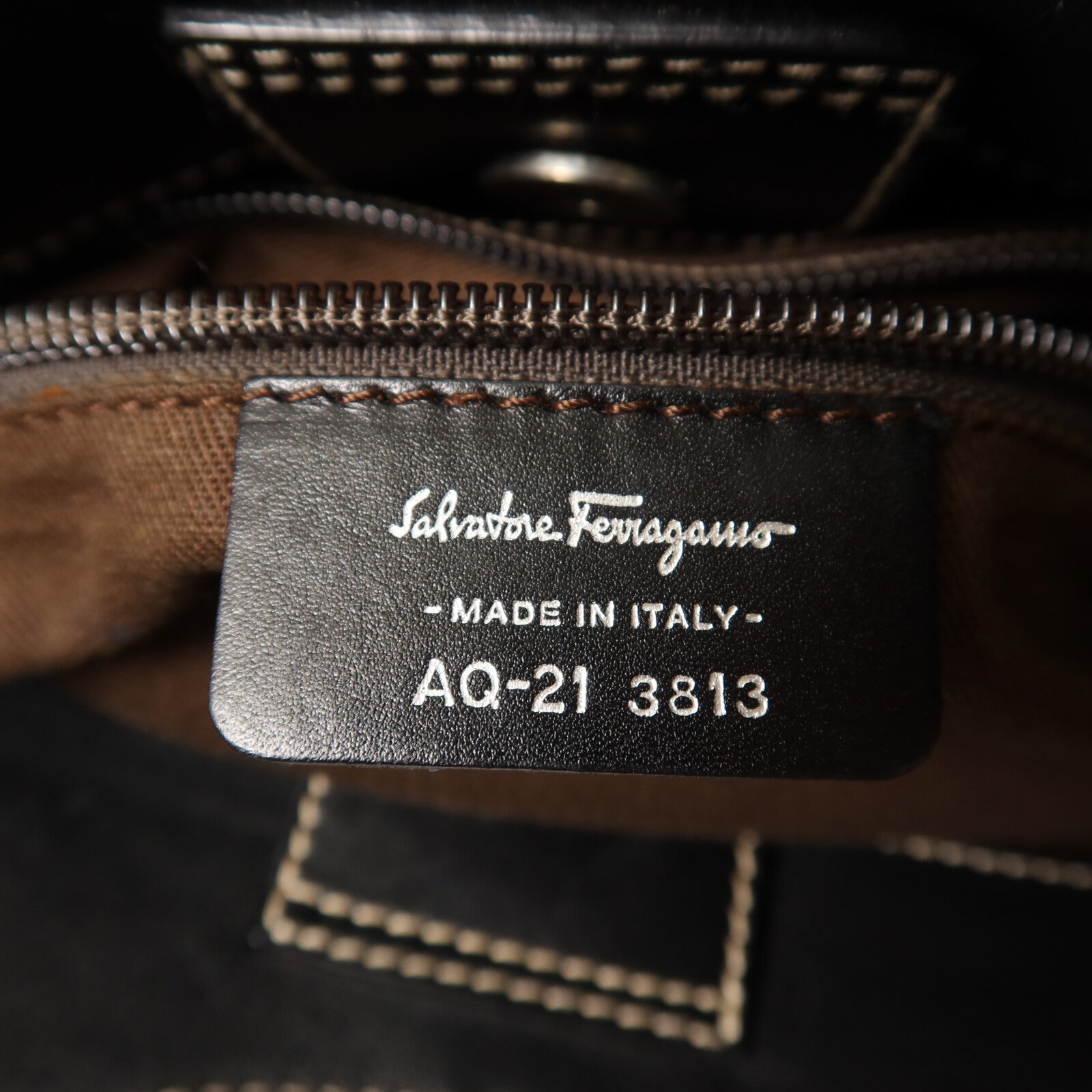 Salvatore Ferragamo 麂皮皮革Shoulder Bag銀扣肩背袋