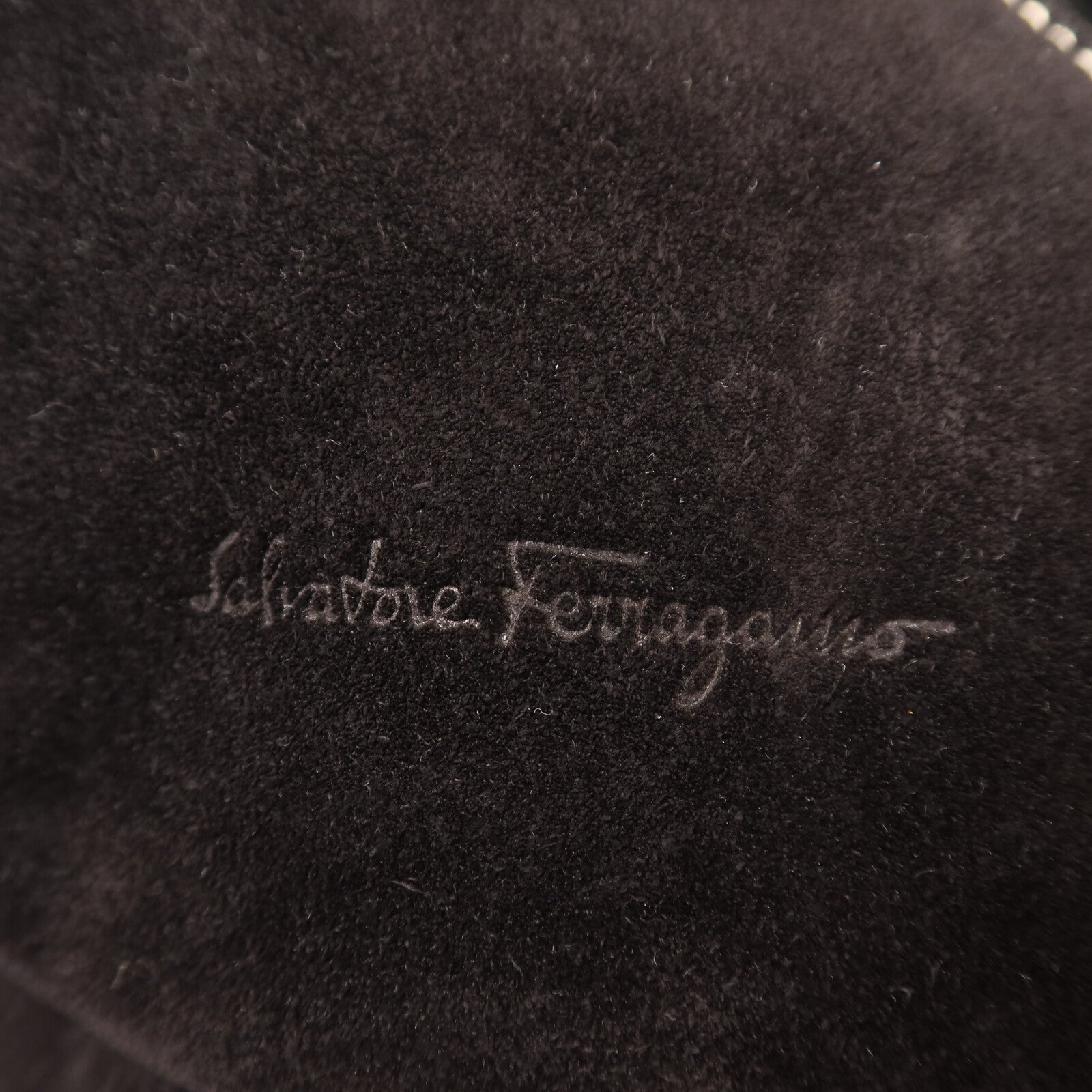 Salvatore Ferragamo 麂皮皮革Shoulder Bag銀扣肩背袋