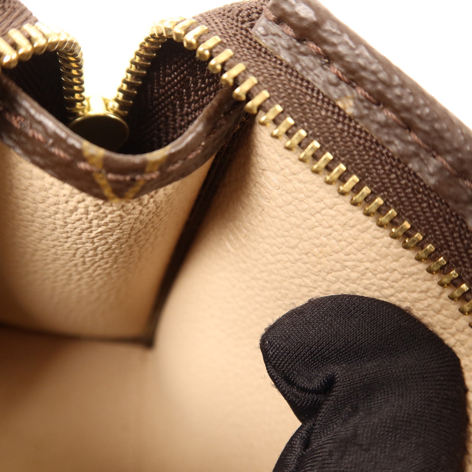 LOUIS VUITTON Monogram Poche Toilette 15金扣手拿包