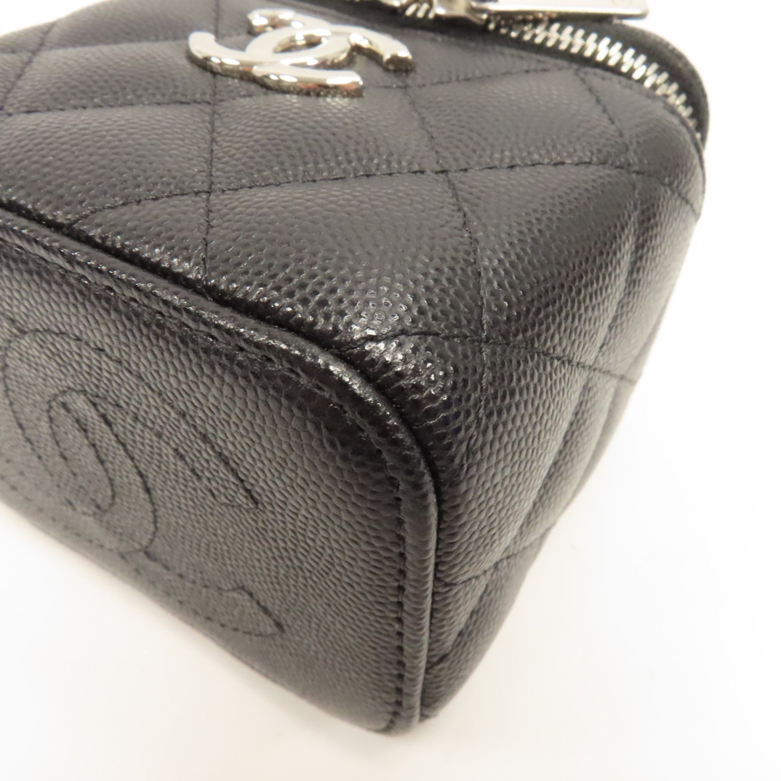 CHANEL 菱格Caviar皮革Vanity Case銀扣鏈帶肩背袋黑色