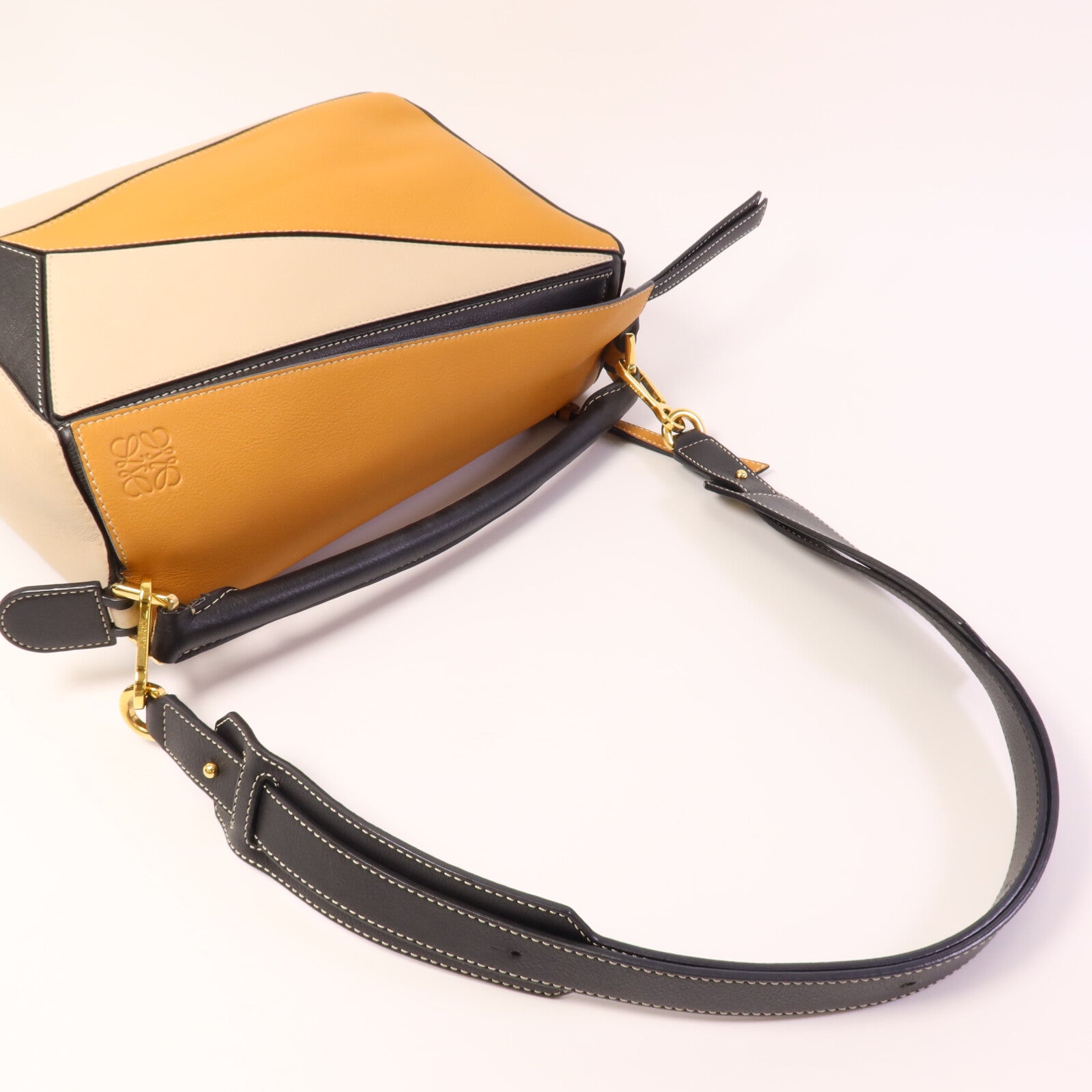 LOEWE 牛皮皮革Puzzle Medium手挽肩背兩用袋