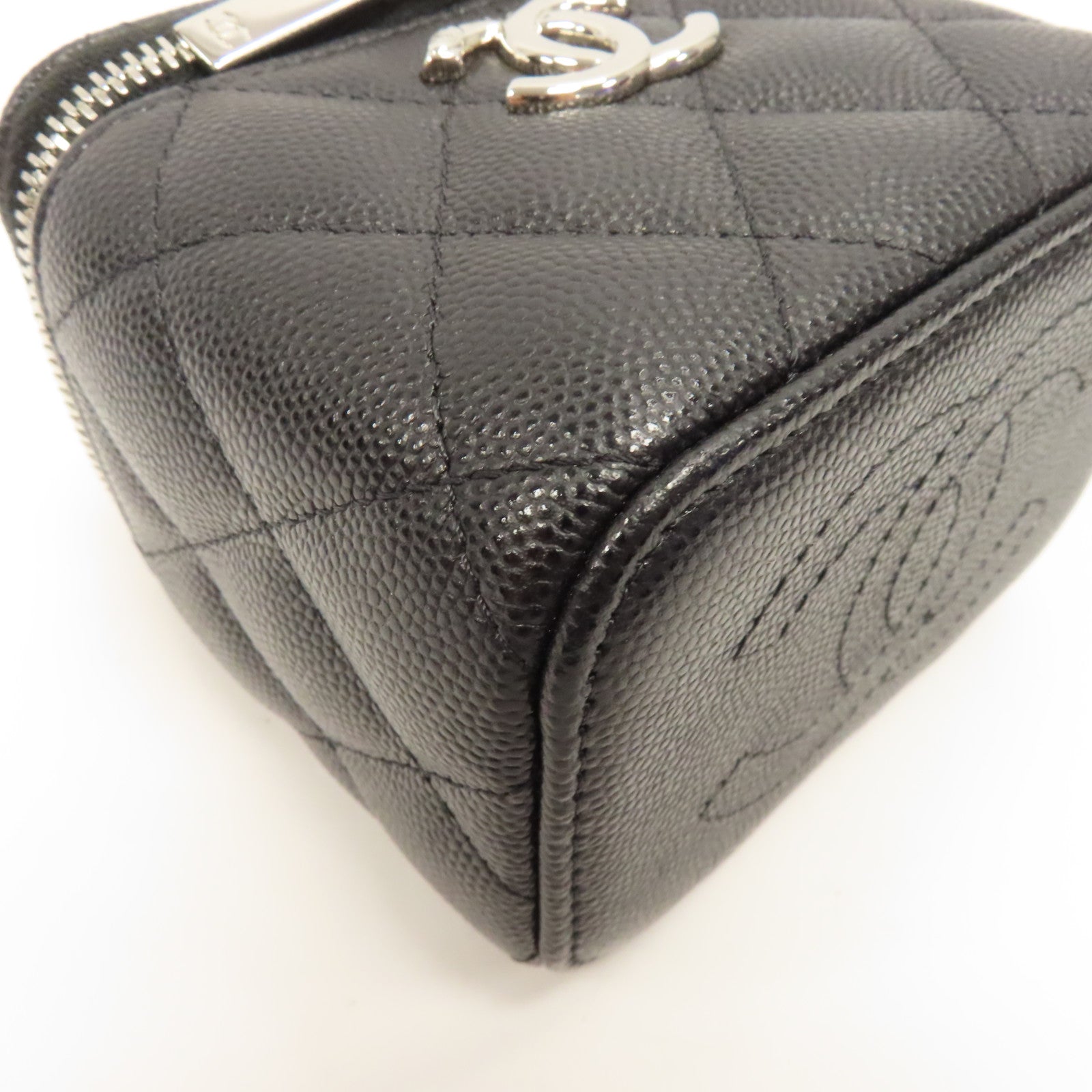 CHANEL 菱格Caviar皮革Vanity Case銀扣鏈帶肩背袋黑色