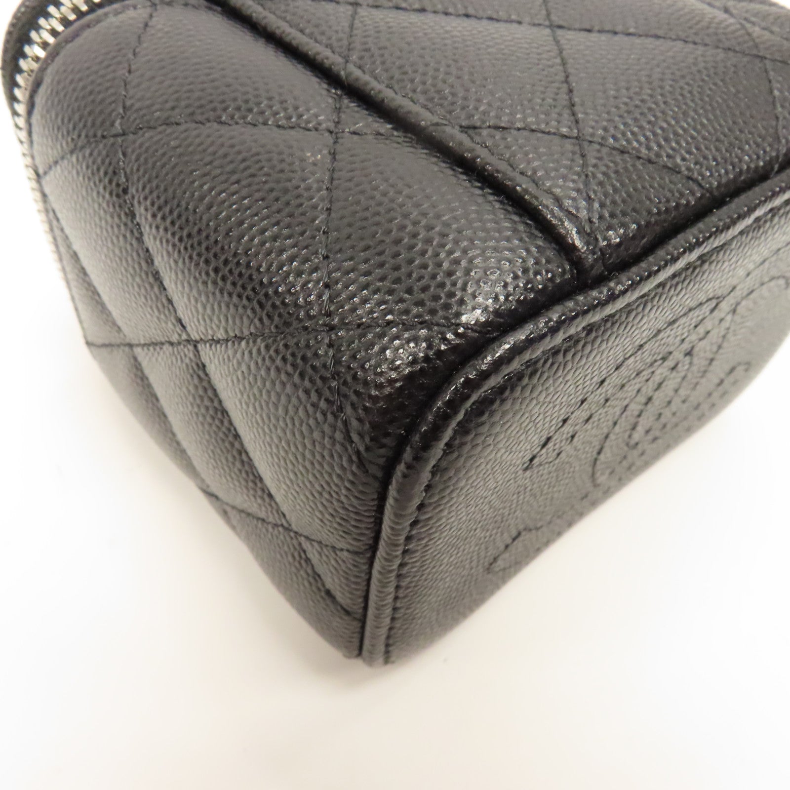 CHANEL 菱格Caviar皮革Vanity Case銀扣鏈帶肩背袋黑色