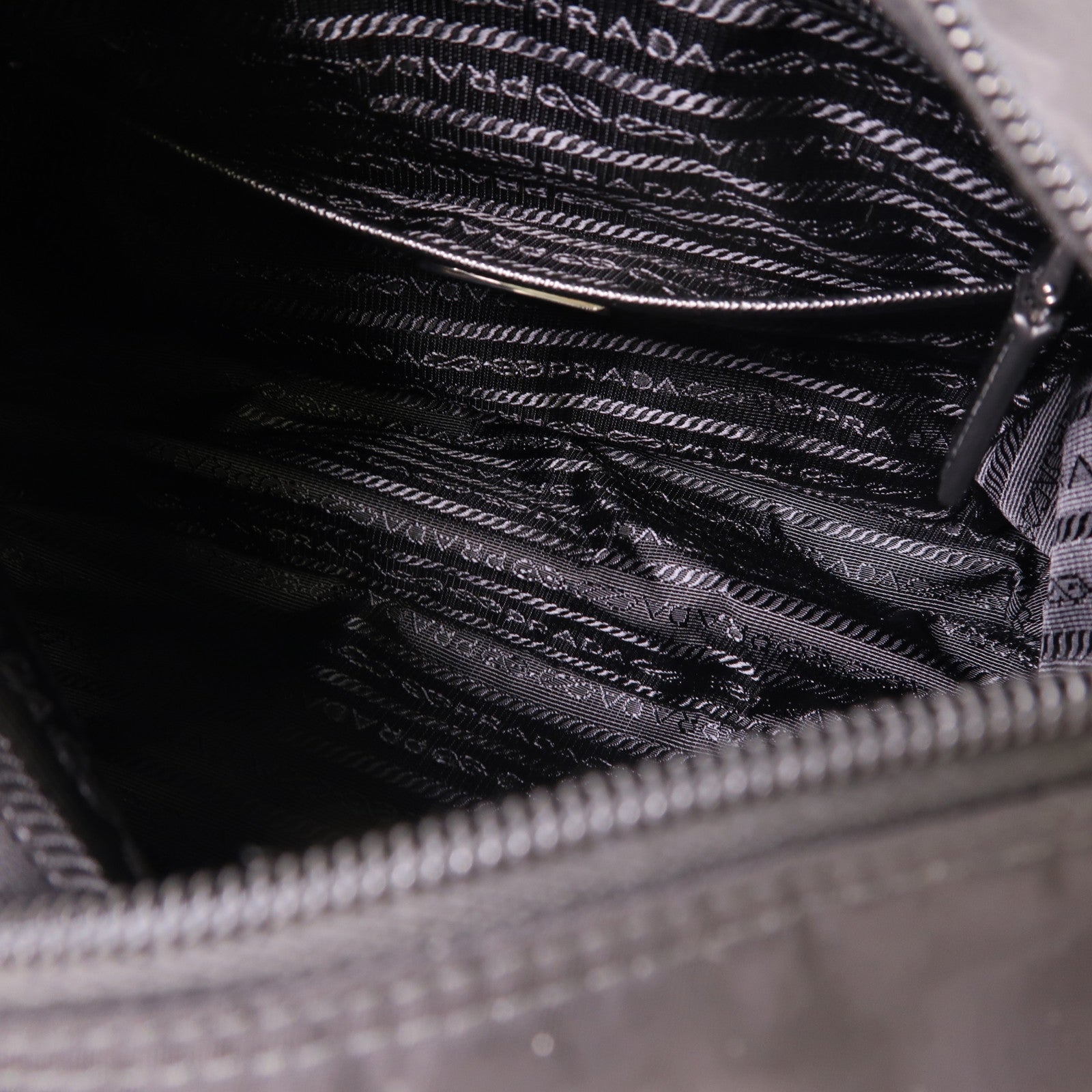 PRADA 尼龍Re-Nylon Shoulder Bag銀扣肩背袋