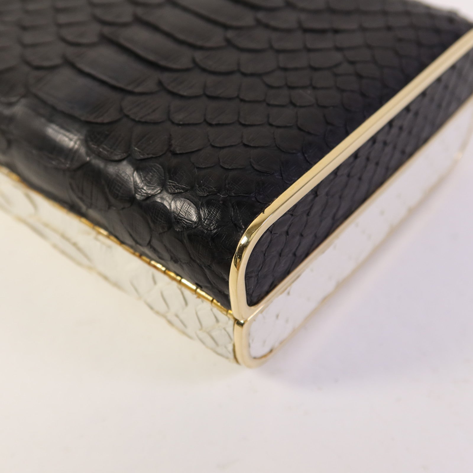 CHANEL 蛇皮皮革Clutch Bag金扣手拿包