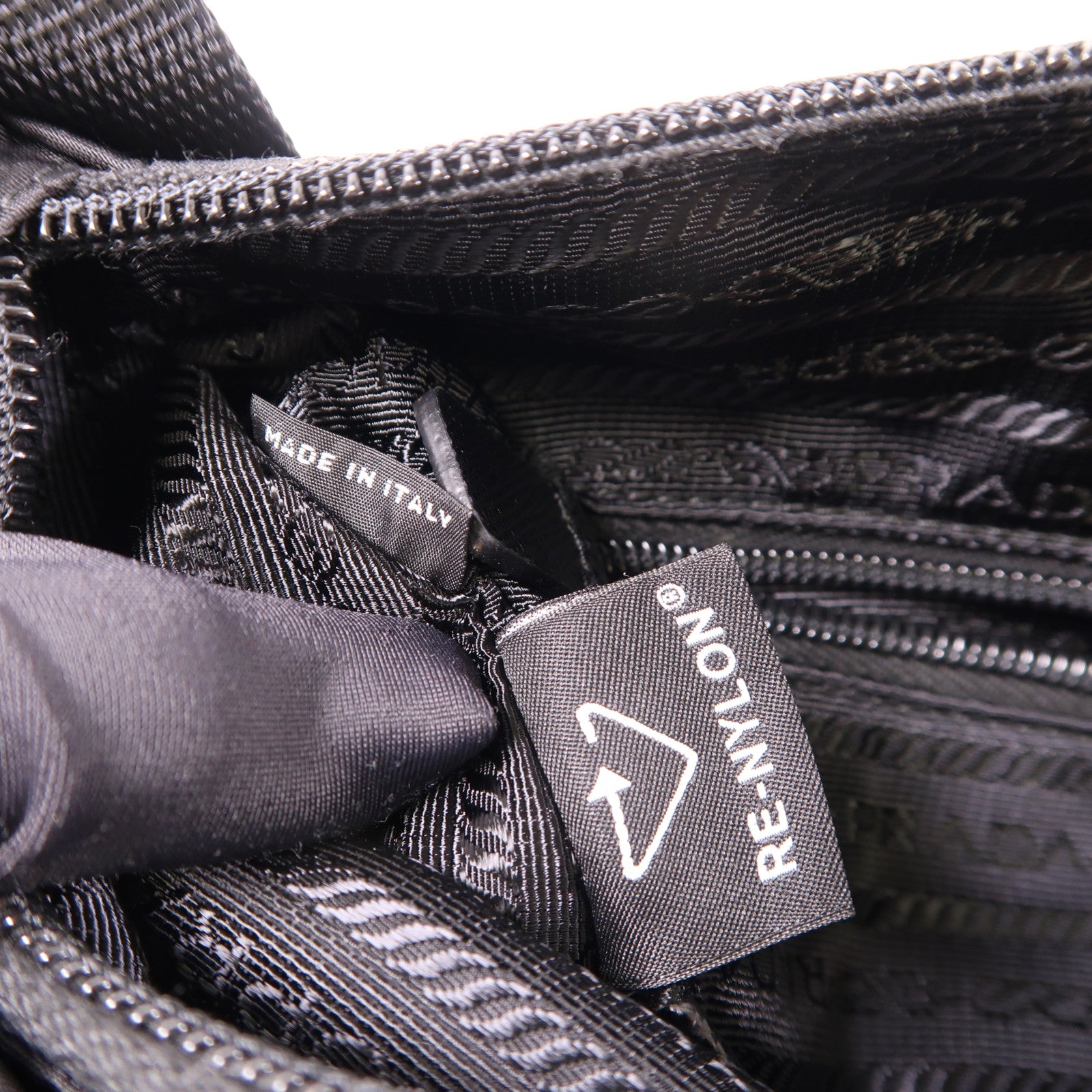PRADA 尼龍Re-Nylon Shoulder Bag銀扣肩背袋