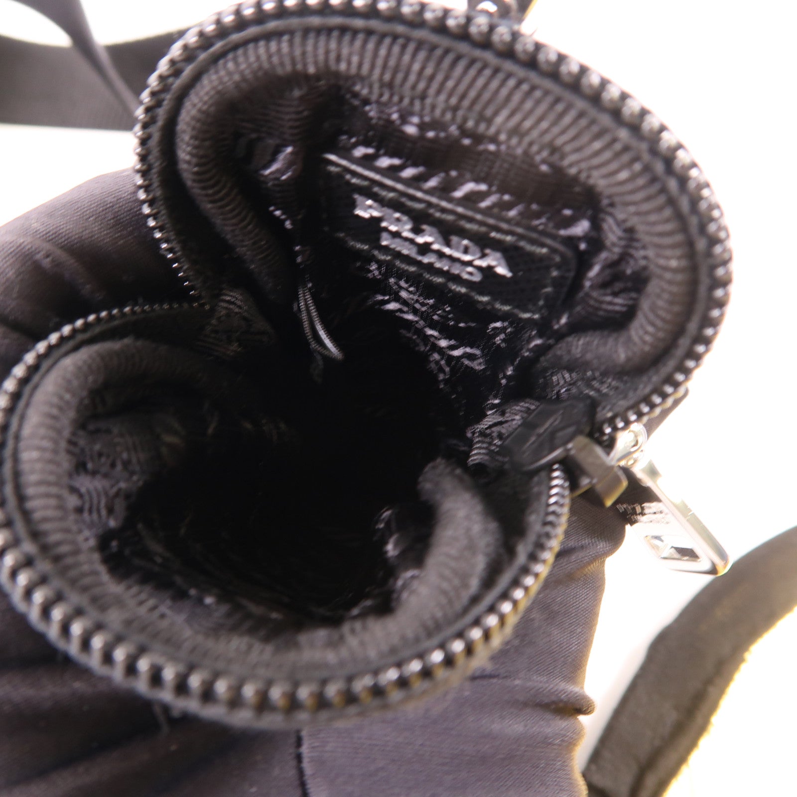 PRADA 尼龍Re-Nylon Shoulder Bag銀扣肩背袋