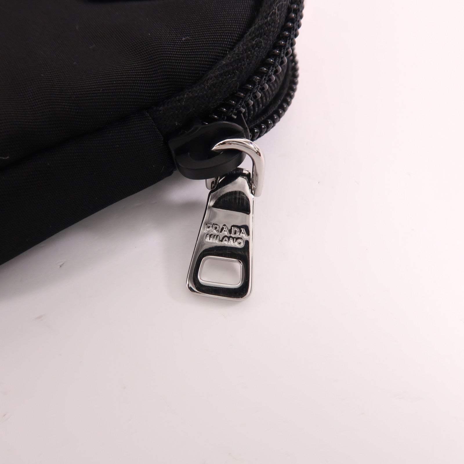 PRADA 尼龍Re-Nylon Shoulder Bag銀扣肩背袋