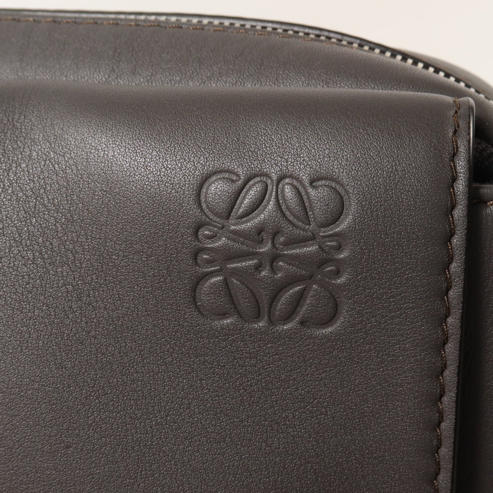 LOEWE 牛皮皮革Military XS肩背袋