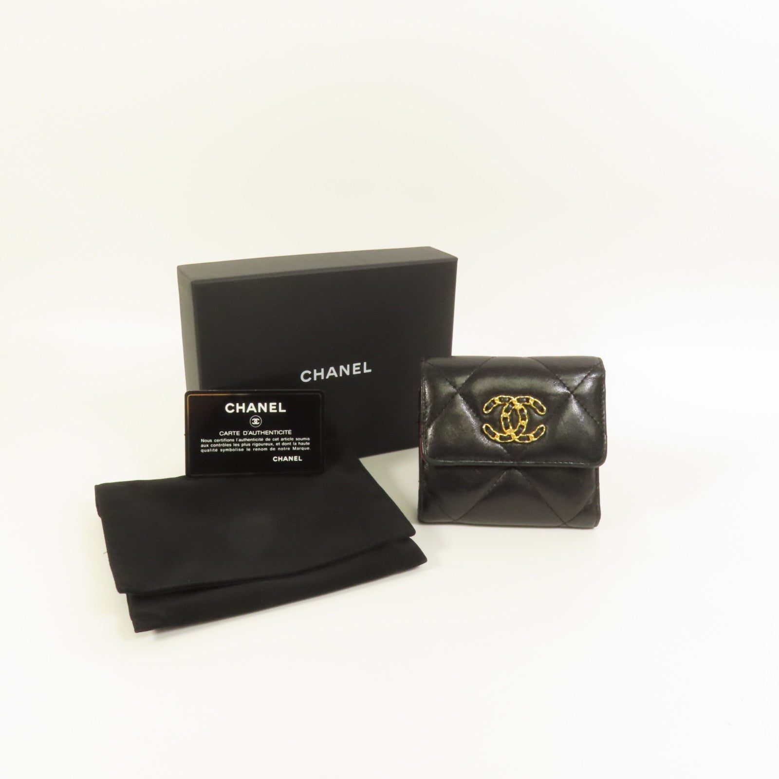 CHANEL 羊皮皮革C19 Wallet金扣錢包