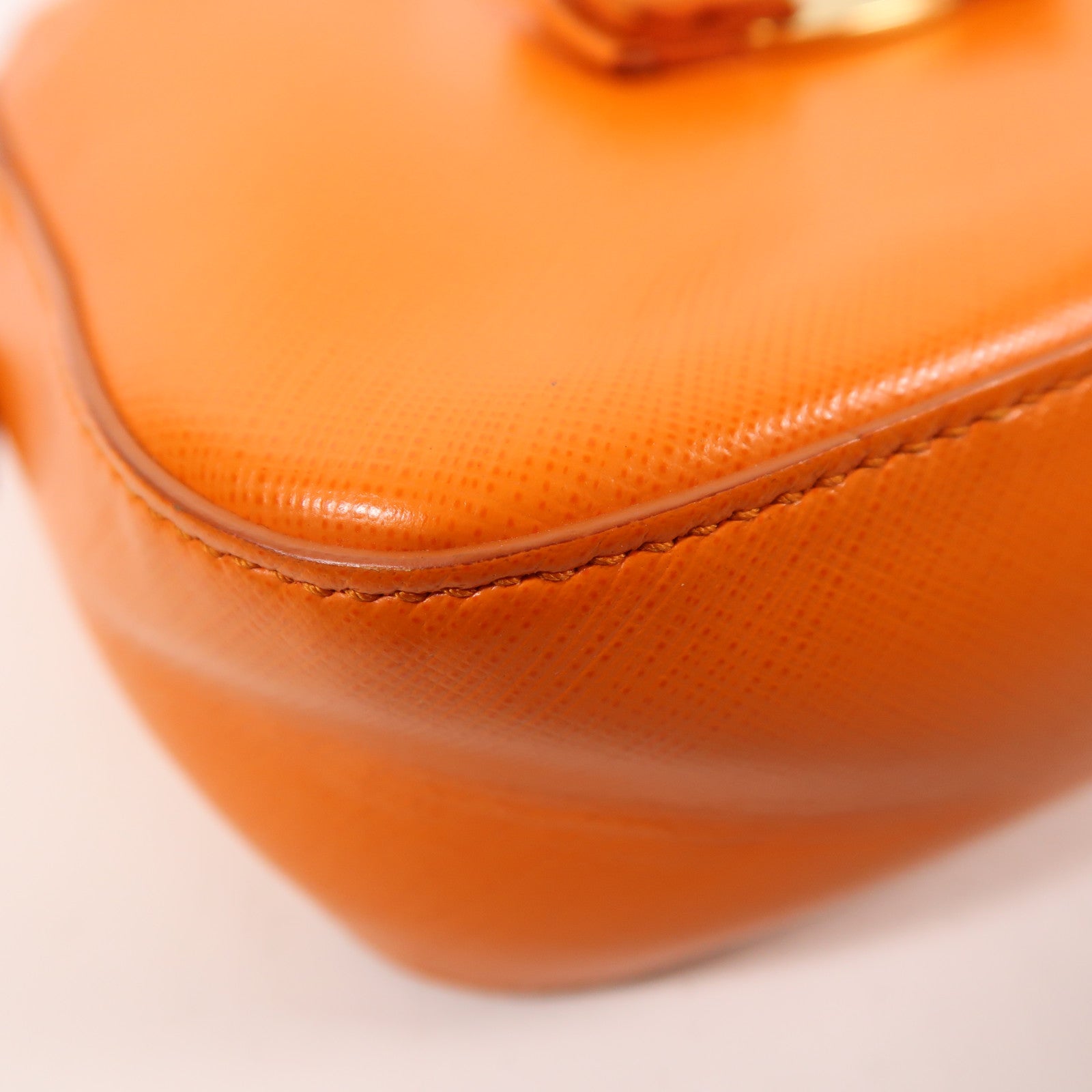 Salvatore Ferragamo 牛皮皮革Chain Shoulder金扣鏈帶肩背袋