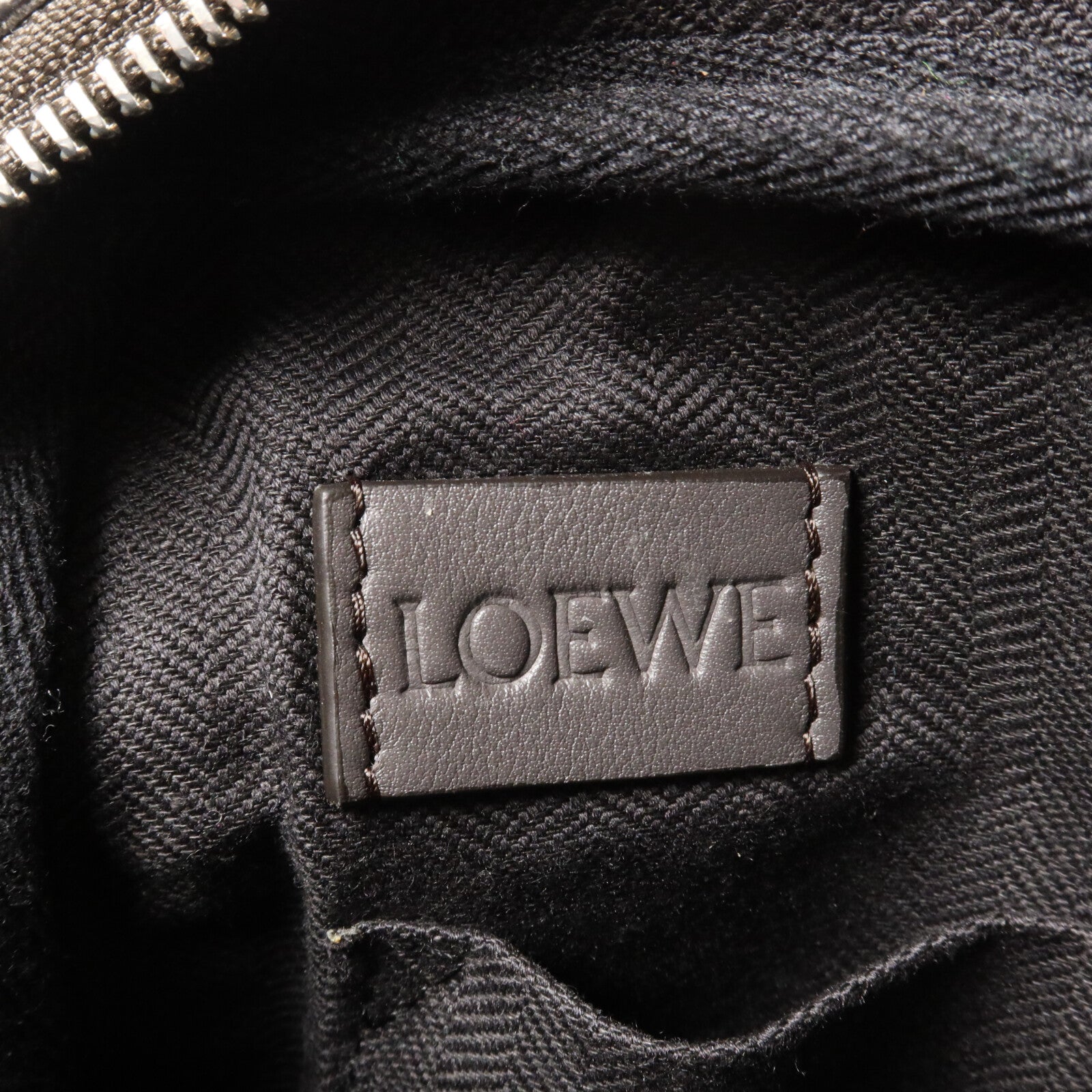 LOEWE 牛皮皮革Military XS肩背袋