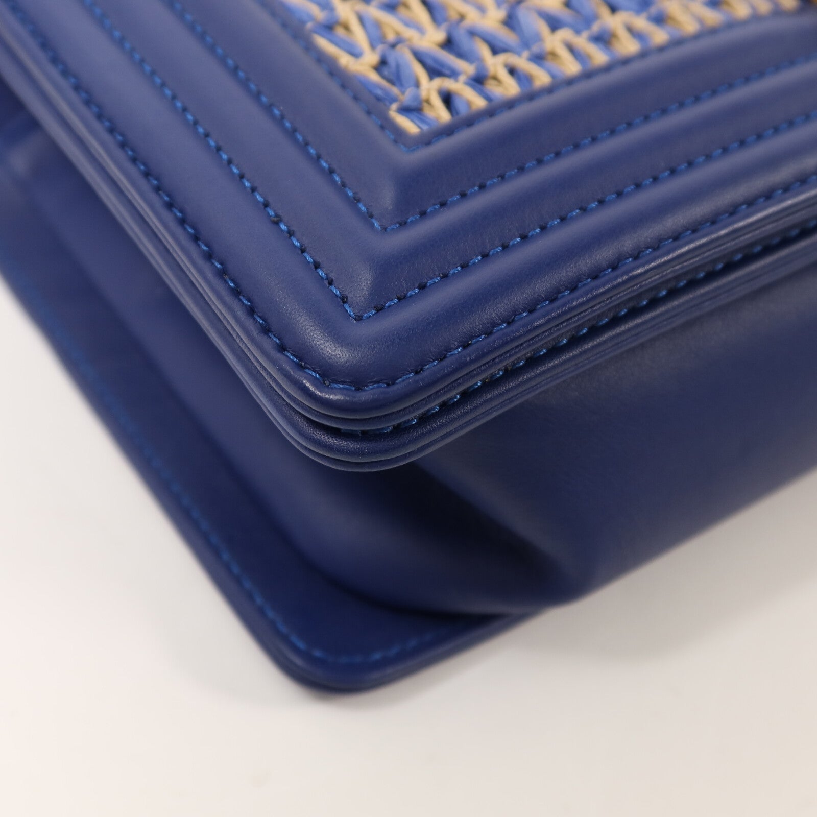 CHANEL 【激減優惠】Raffia Chanel Boy 25金扣鏈帶肩背袋