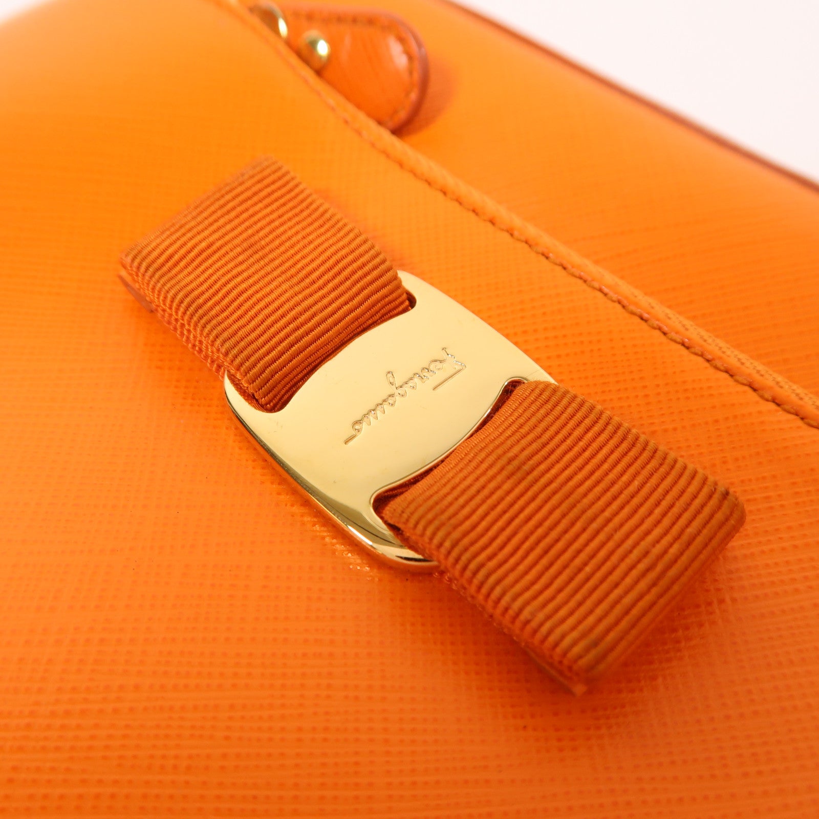 Salvatore Ferragamo 牛皮皮革Chain Shoulder金扣鏈帶肩背袋