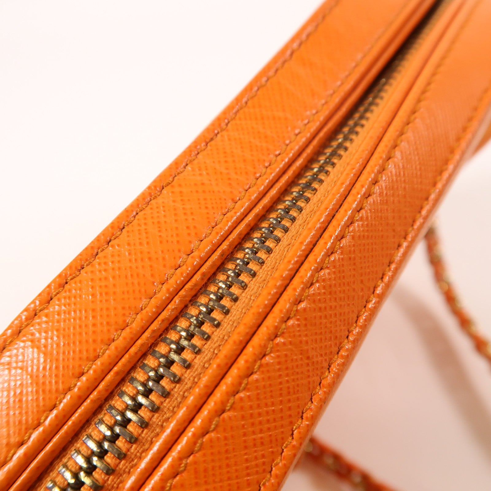 Salvatore Ferragamo 牛皮皮革Chain Shoulder金扣鏈帶肩背袋