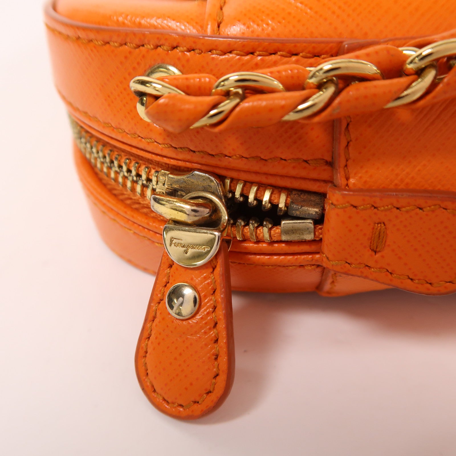 Salvatore Ferragamo 牛皮皮革Chain Shoulder金扣鏈帶肩背袋