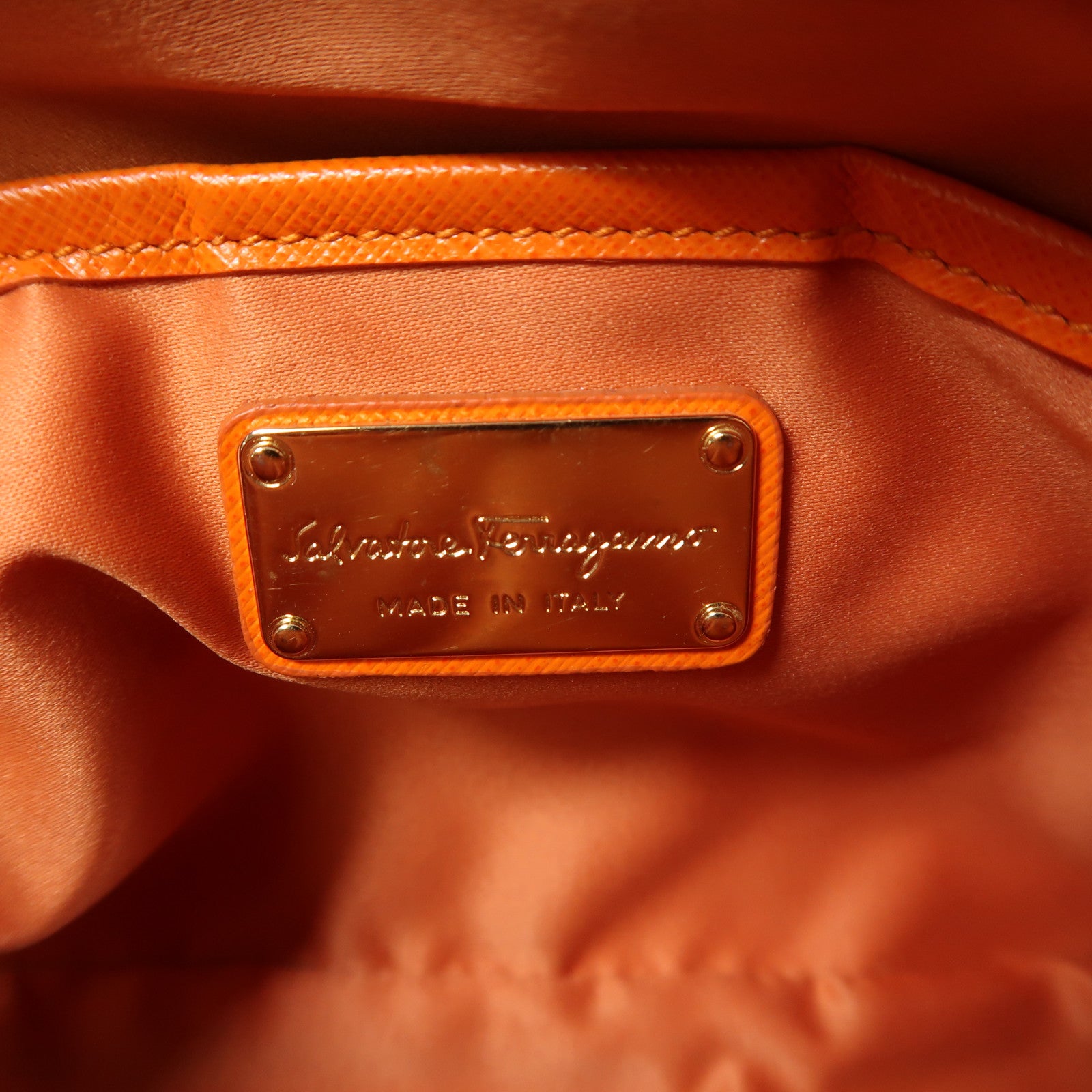 Salvatore Ferragamo 牛皮皮革Chain Shoulder金扣鏈帶肩背袋