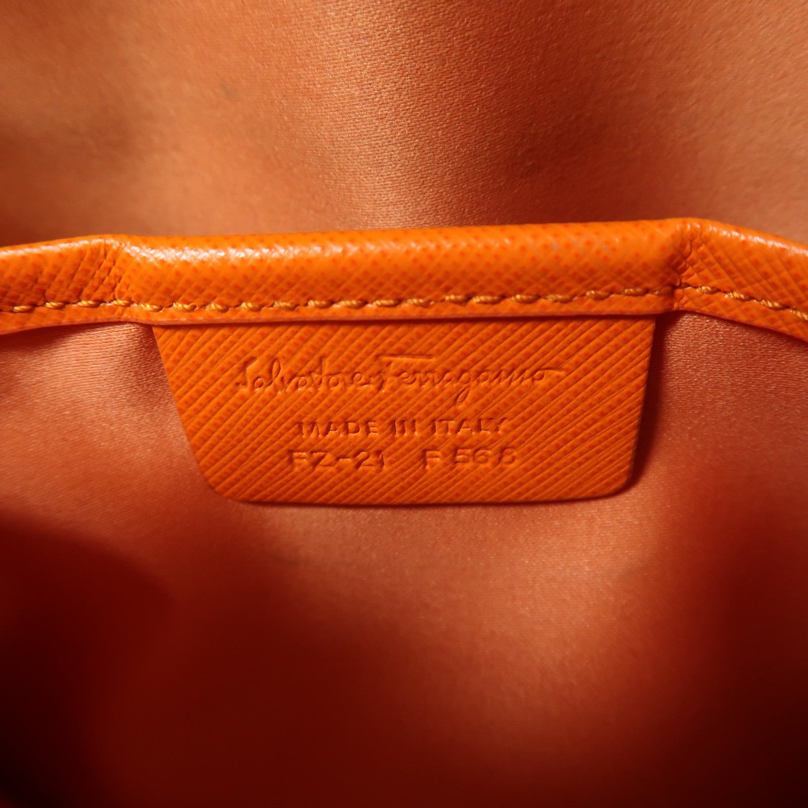 Salvatore Ferragamo 牛皮皮革Chain Shoulder金扣鏈帶肩背袋