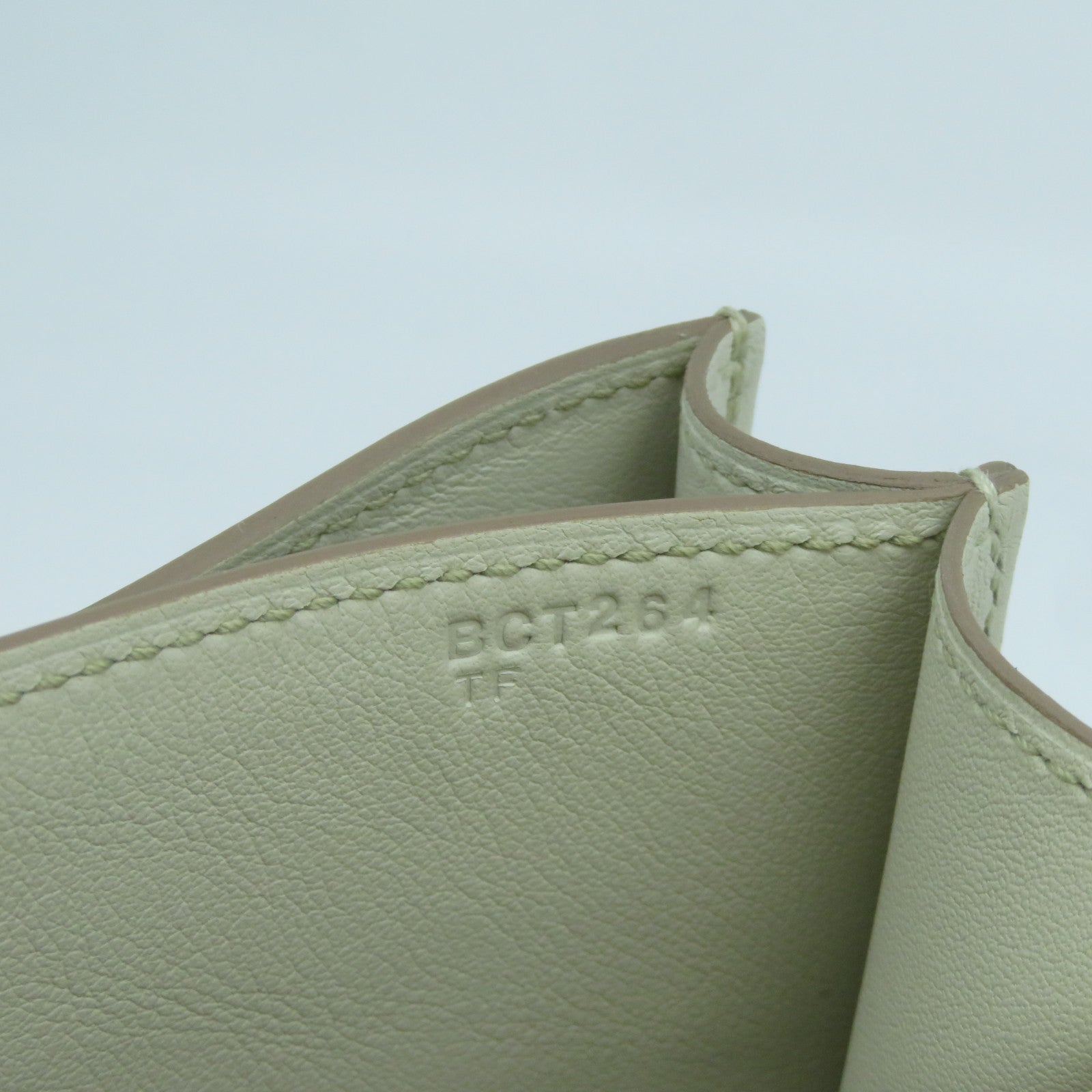 HERMES 【激減優惠】Swift皮革Constance Mini金扣肩背袋Beton冰川白色