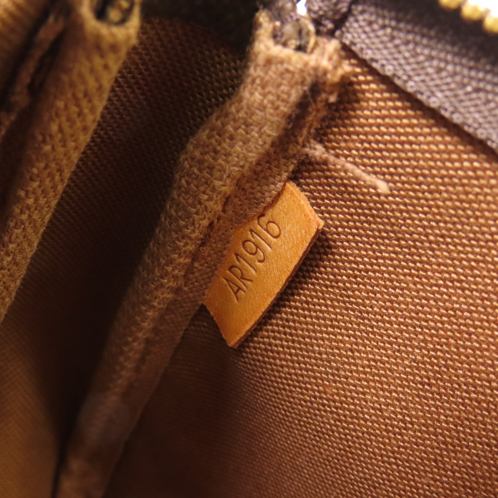 LOUIS VUITTON Monogram Pochette Accessoires金扣手挽袋棕色