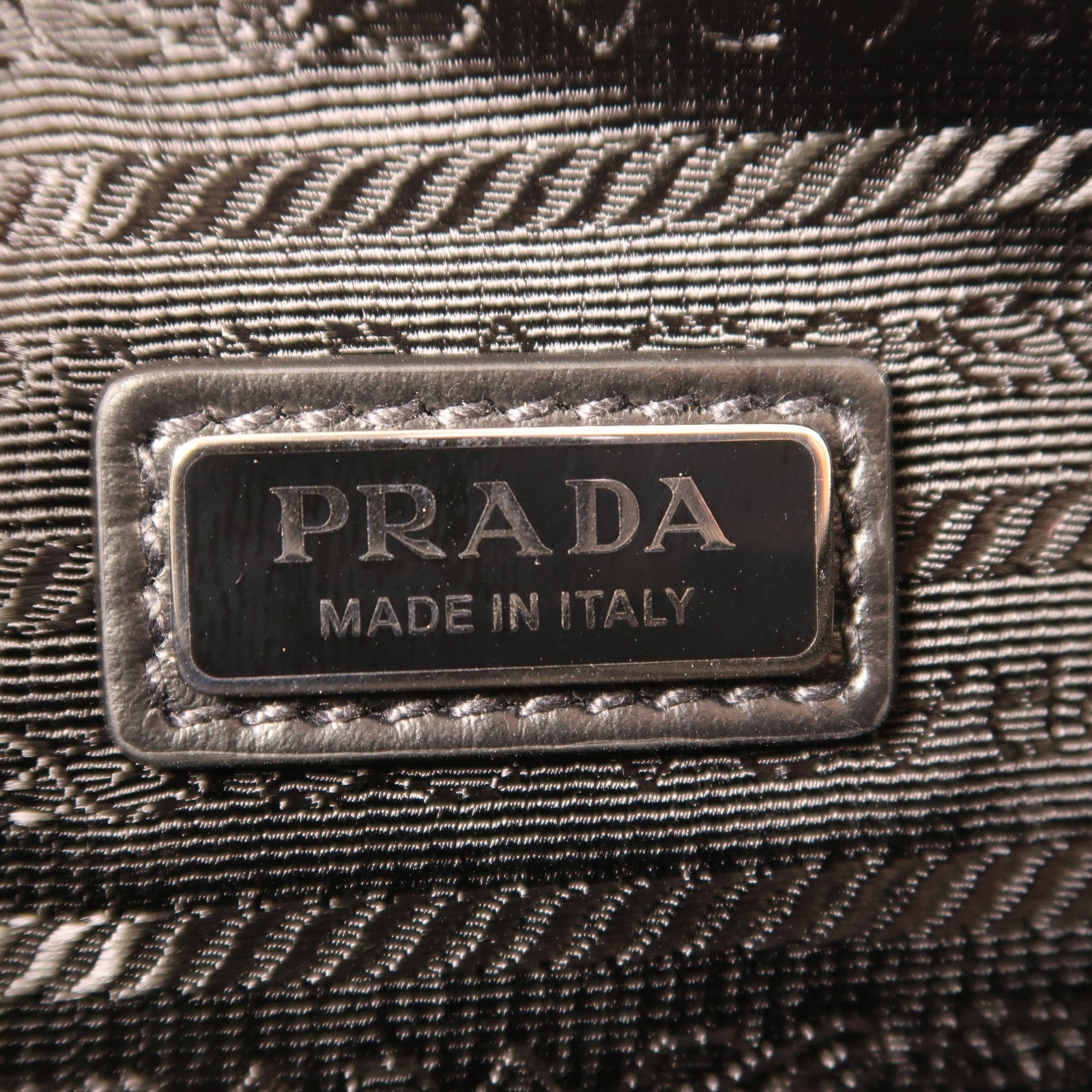 PRADA 牛皮皮革Hand Bag銀扣手拿包