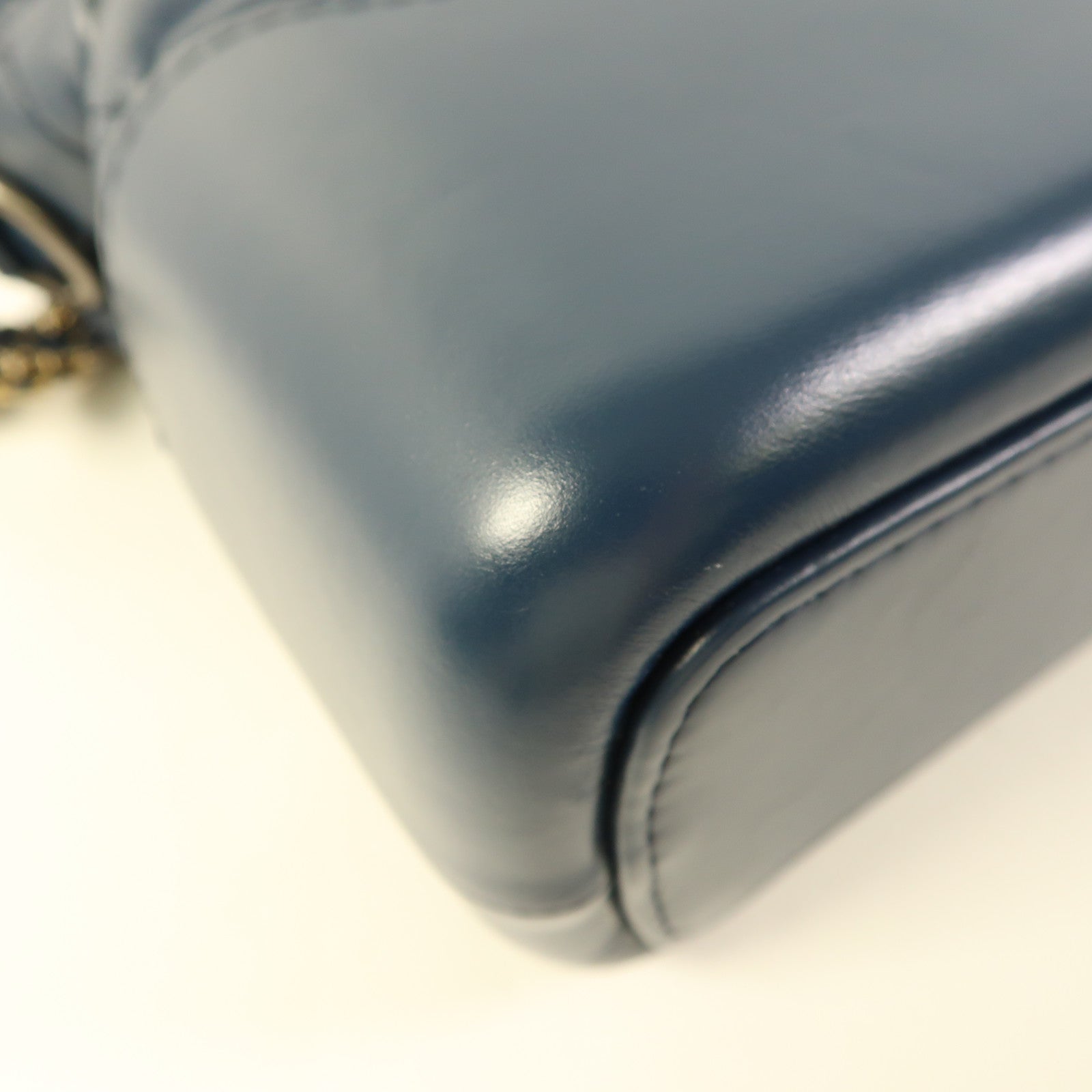 CHANEL 牛皮皮革Gabrielle Medium鏈帶肩背袋