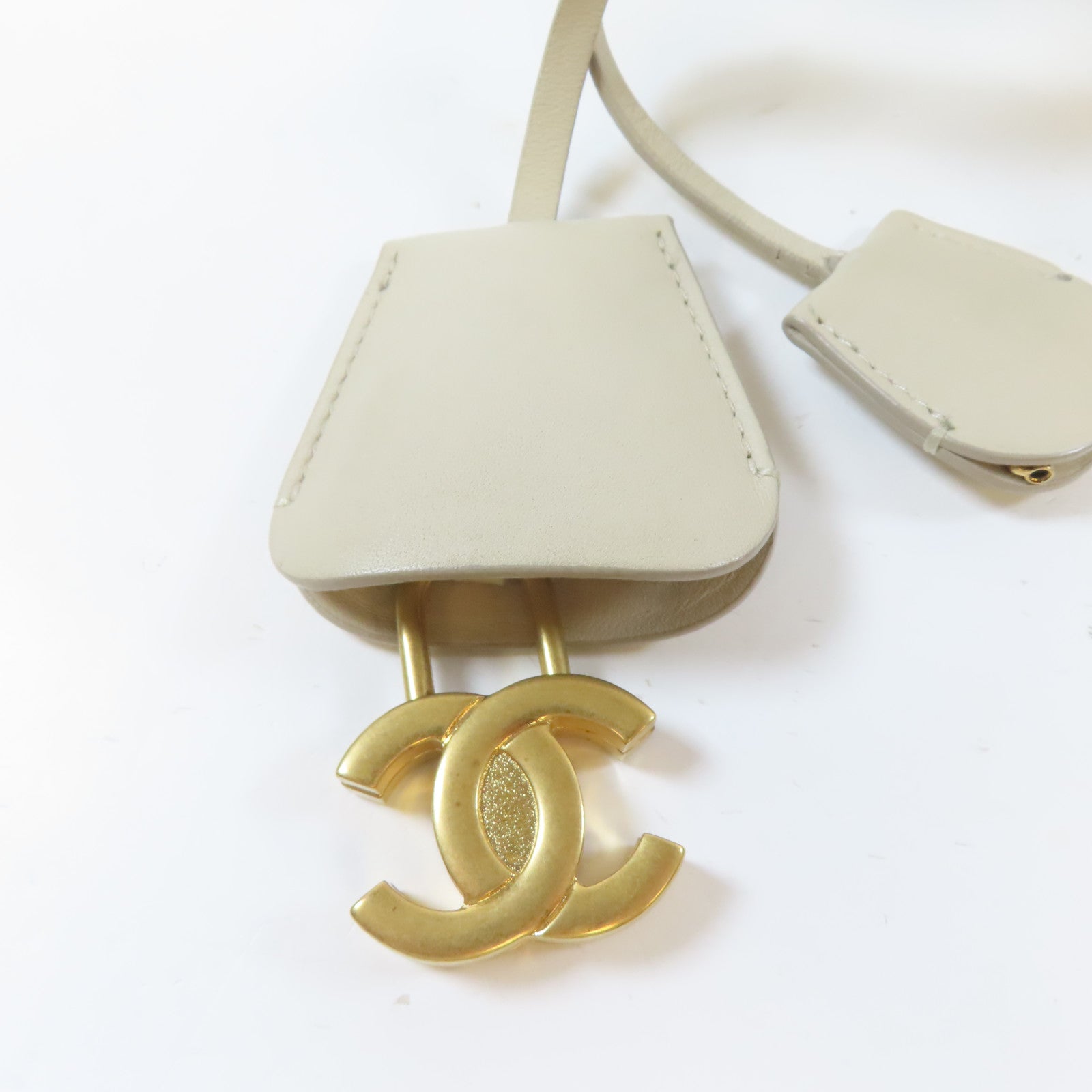 CHANEL 【激減優惠】菱格Caviar皮革Vanity Case金扣肩背袋白色