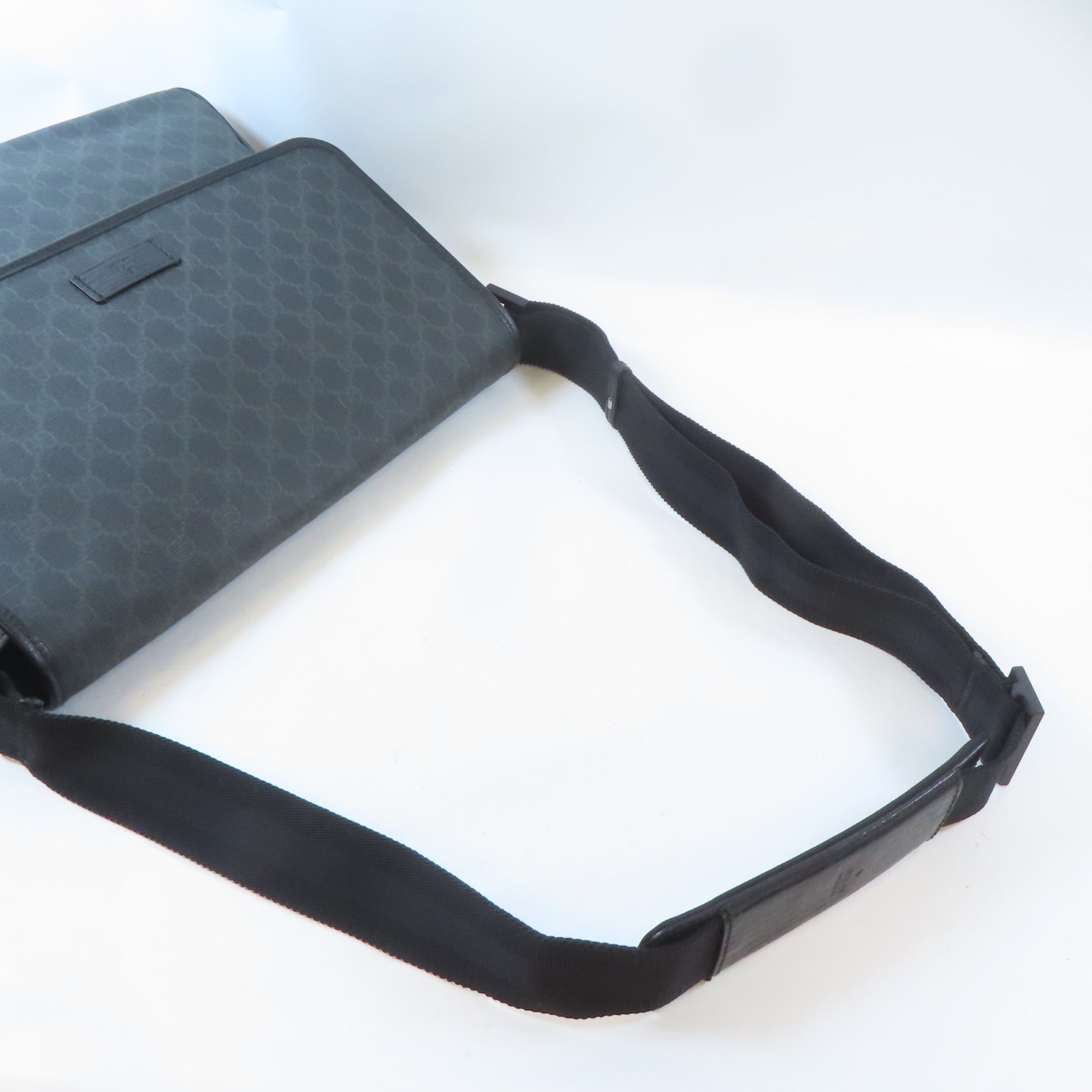 GUCCI 塗層帆布Shoulder Bag銀扣肩背袋黑色