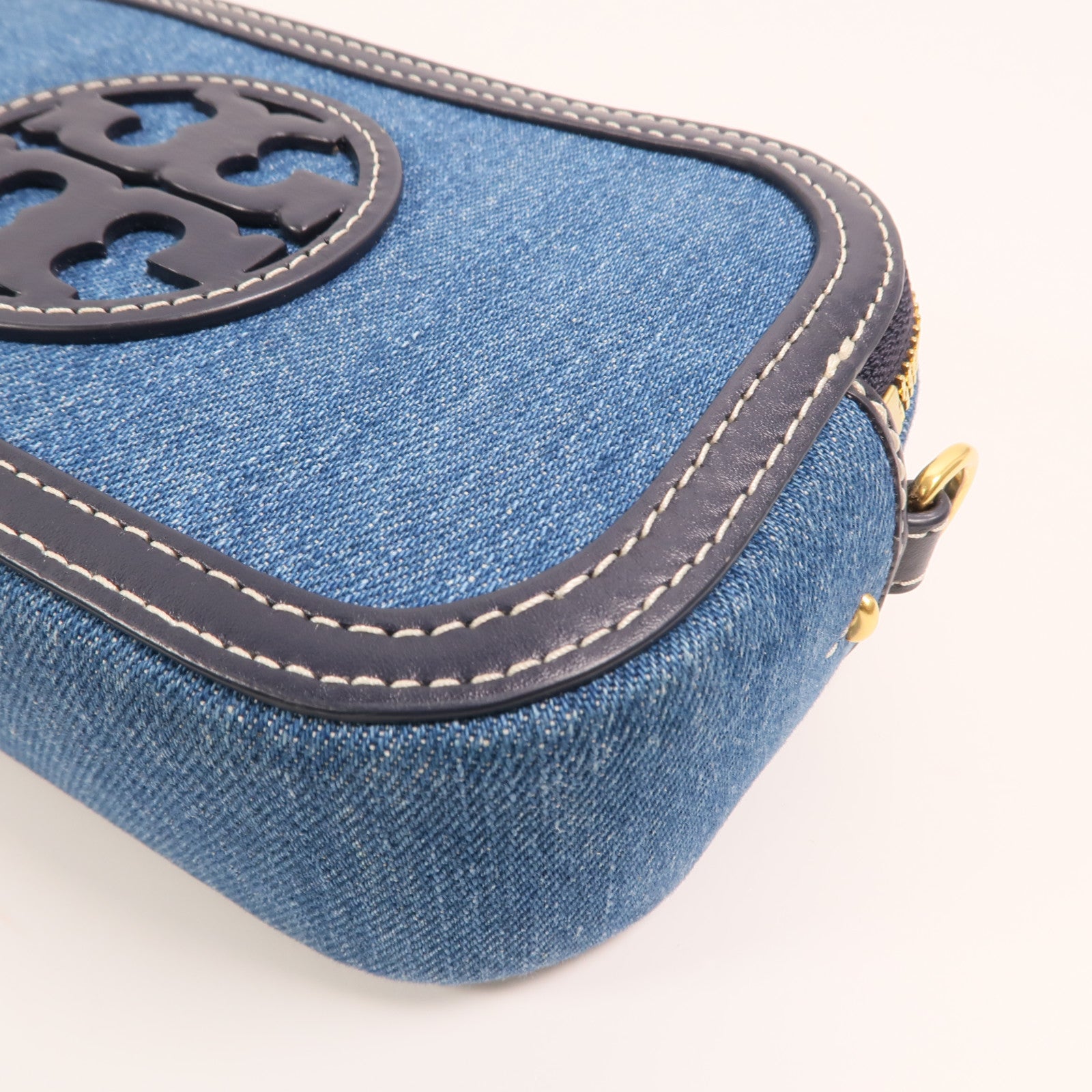 Tory Burch 牛仔布Camera Bag金扣肩背袋