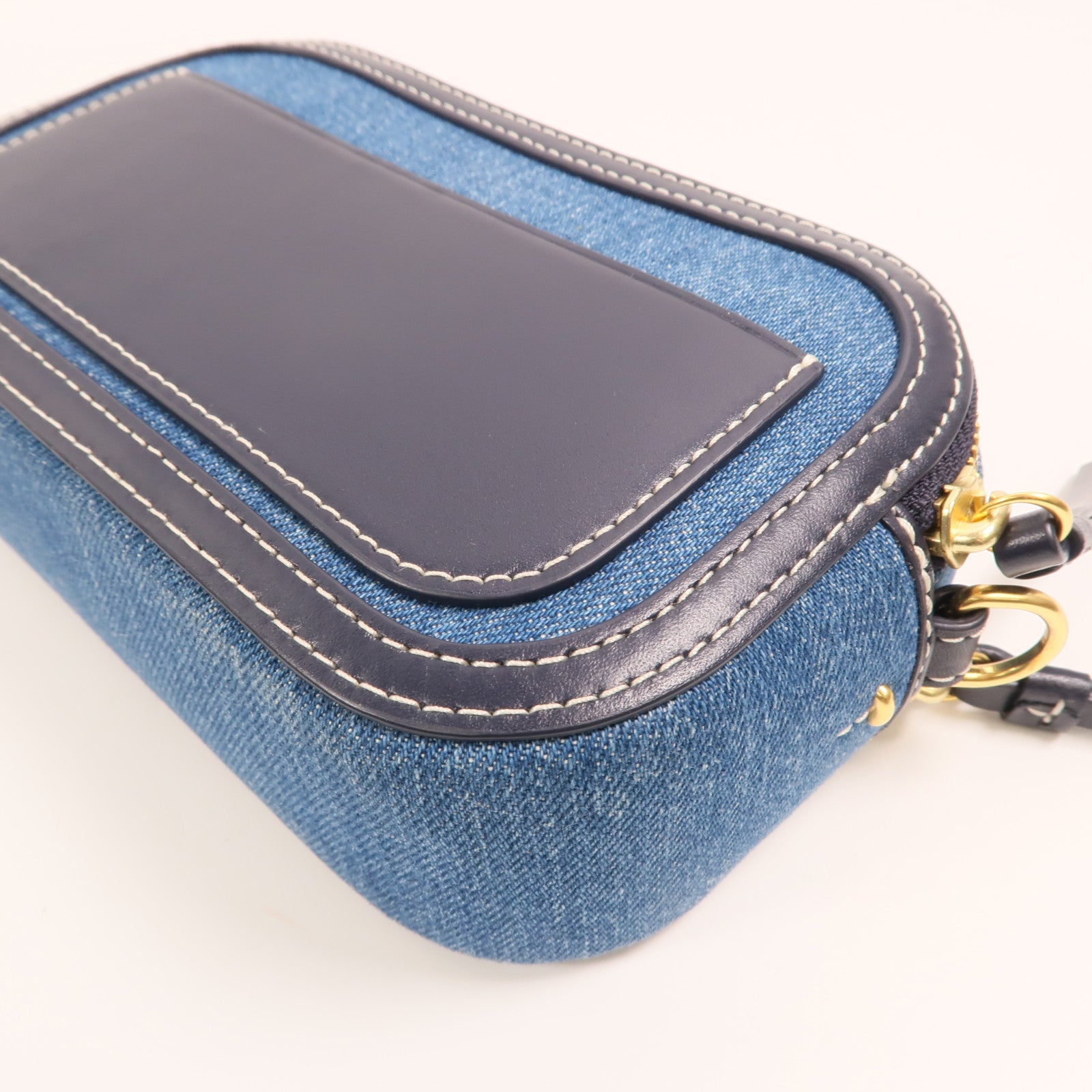 Tory Burch 牛仔布Camera Bag金扣肩背袋