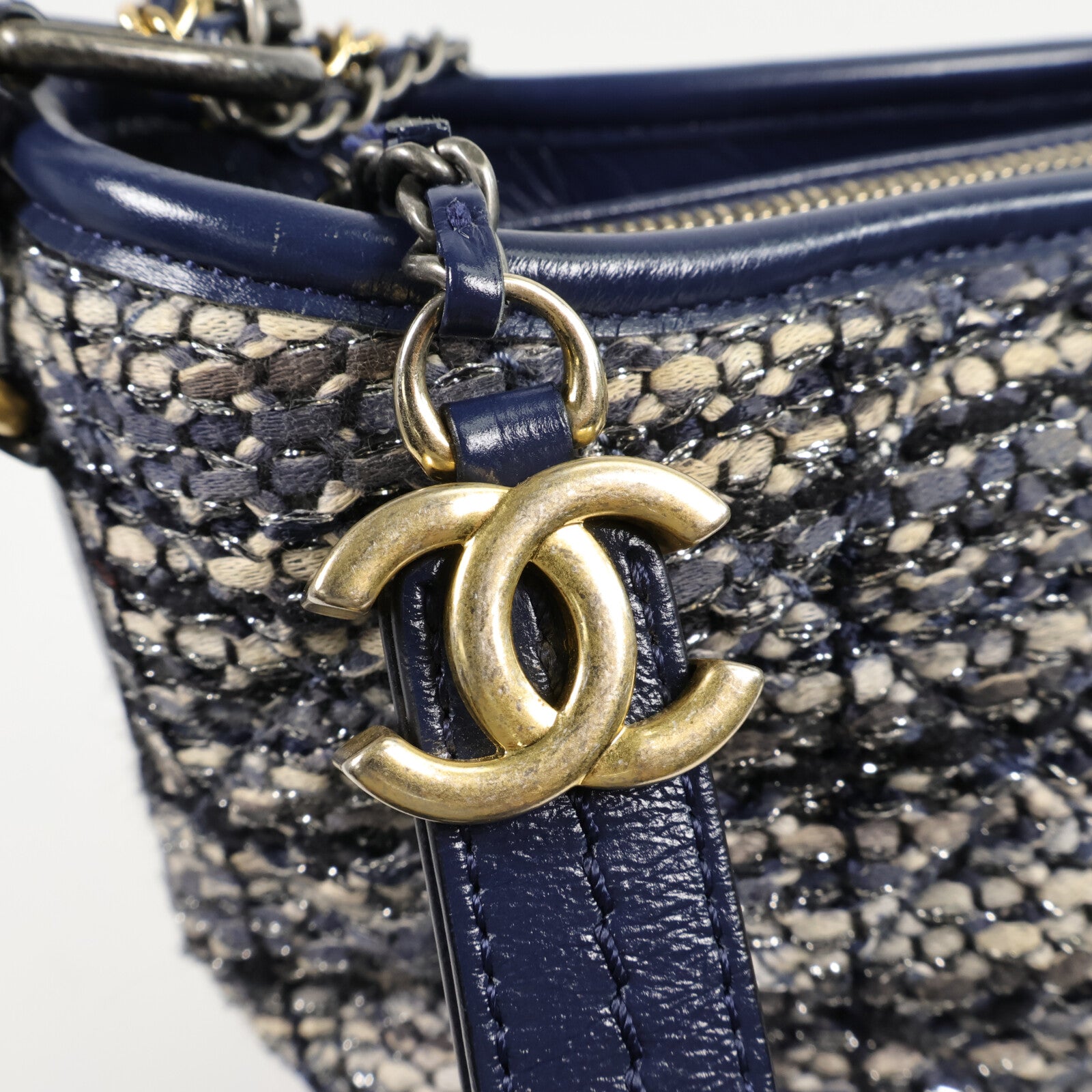 CHANEL 斜紋軟呢Gabrielle Medium鏈帶肩背袋