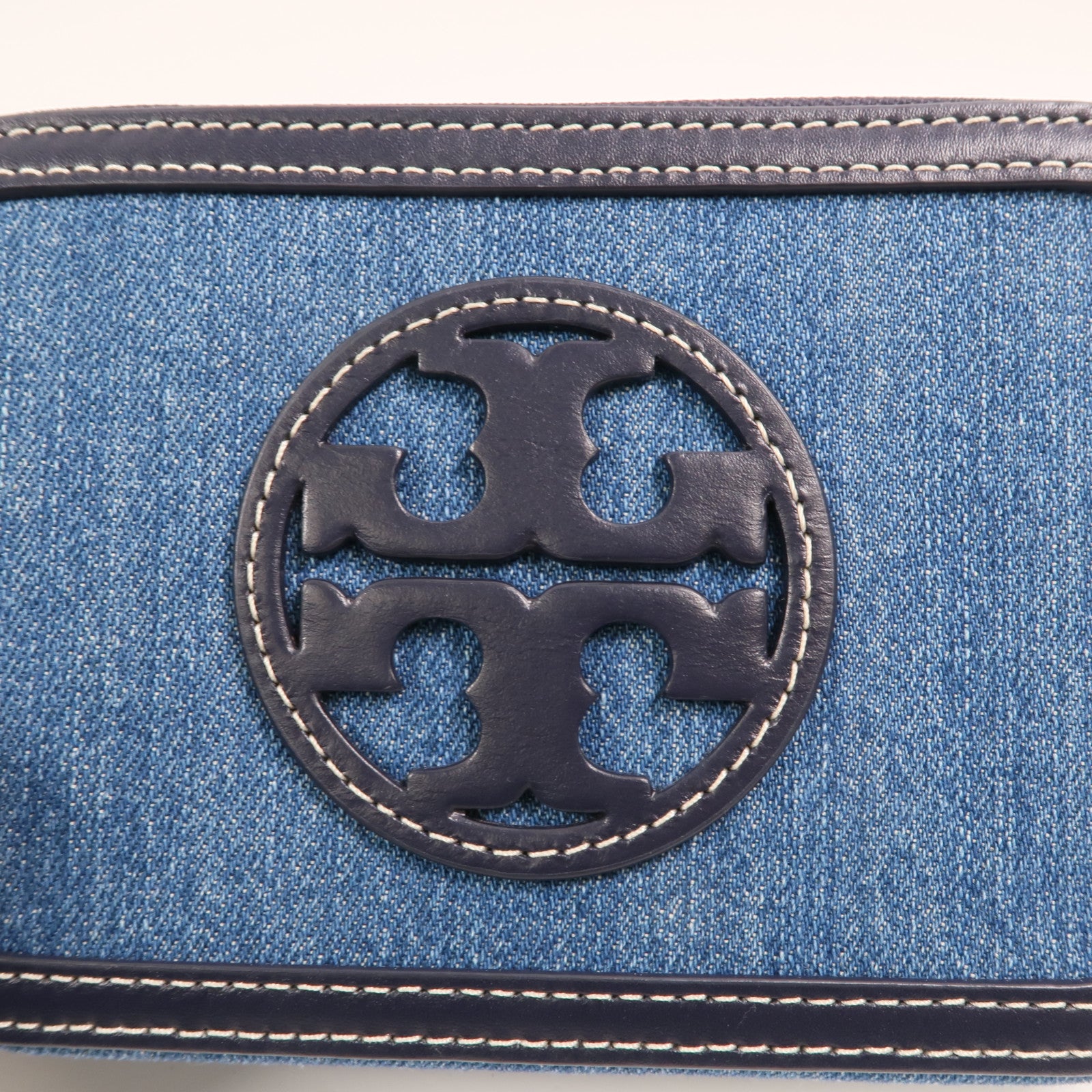 Tory Burch 牛仔布Camera Bag金扣肩背袋