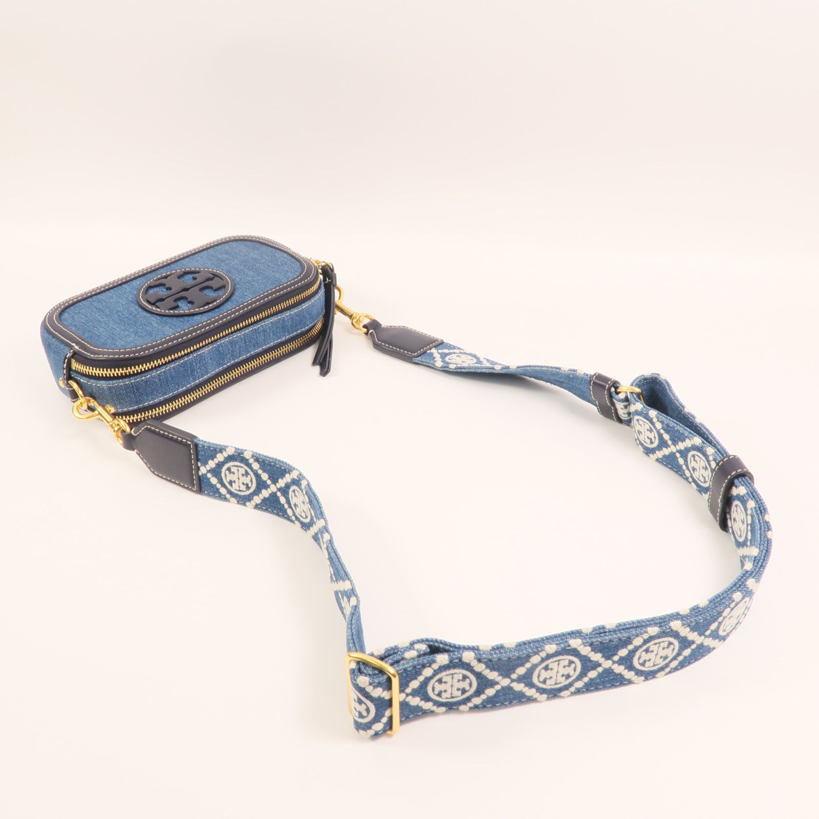 Tory Burch 牛仔布Camera Bag金扣肩背袋