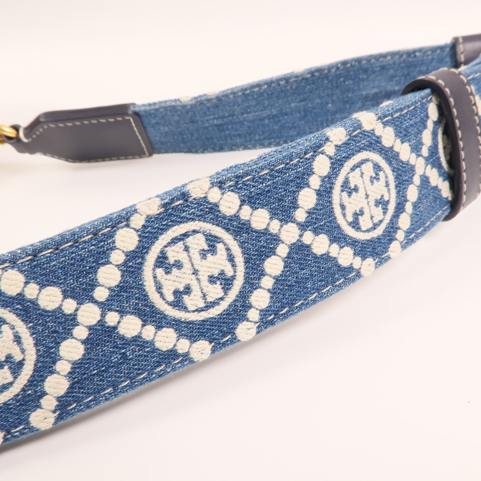 Tory Burch 牛仔布Camera Bag金扣肩背袋