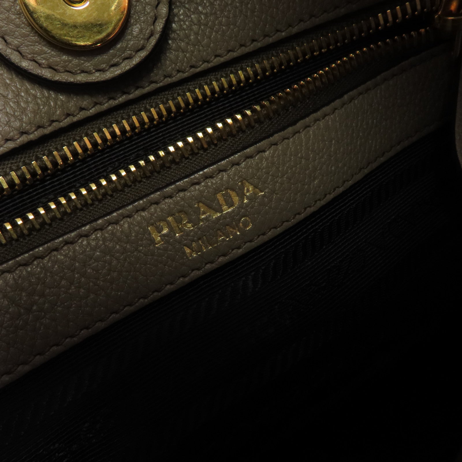 PRADA 牛皮皮革Shoulder Bag銀扣肩背袋