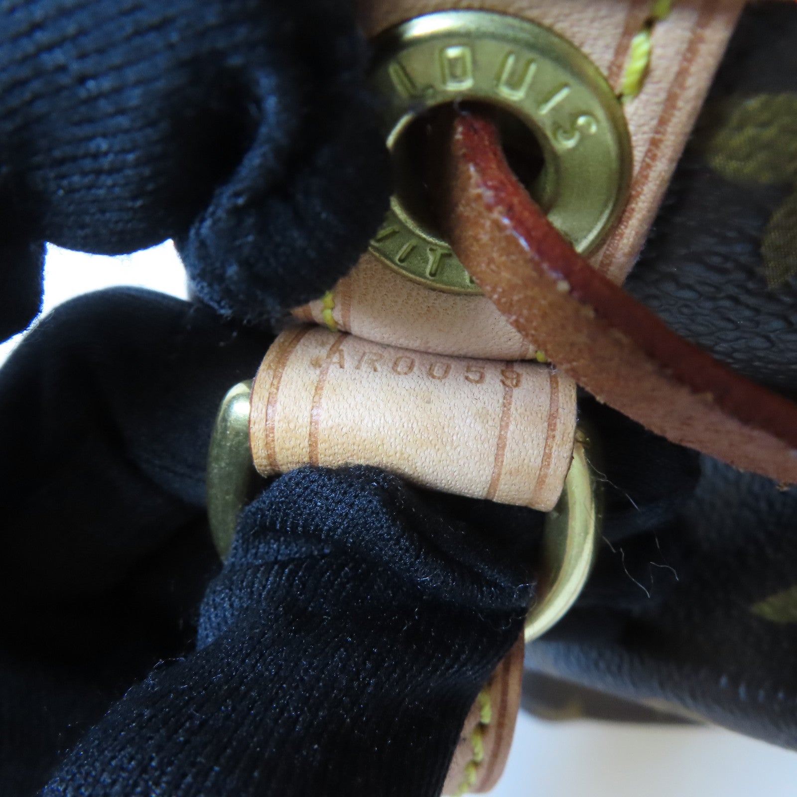 LOUIS VUITTON Monogram Petit Noe金扣肩背袋啡色