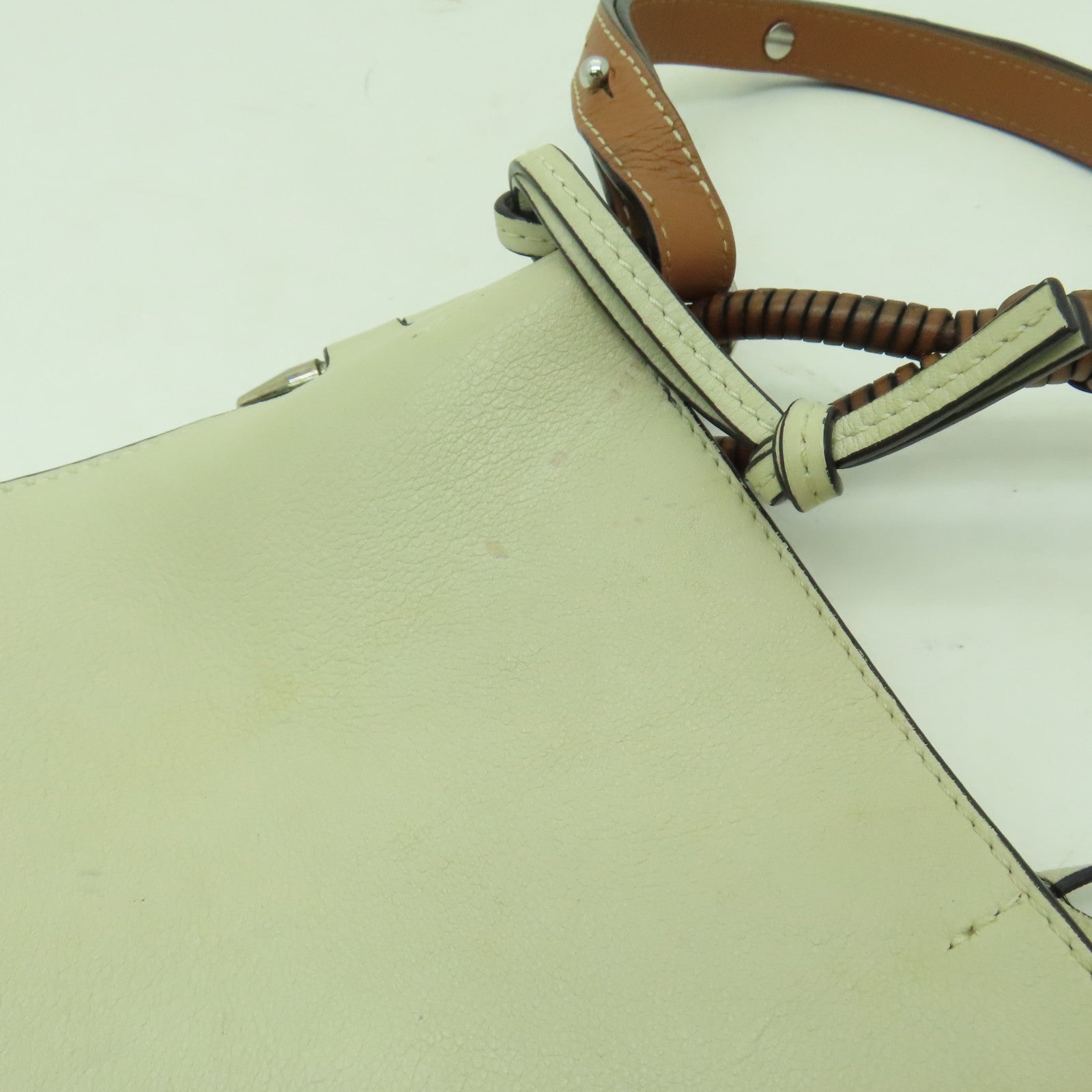LOEWE 牛皮皮革Shoulder Bag銀扣手挽肩背兩用袋白色