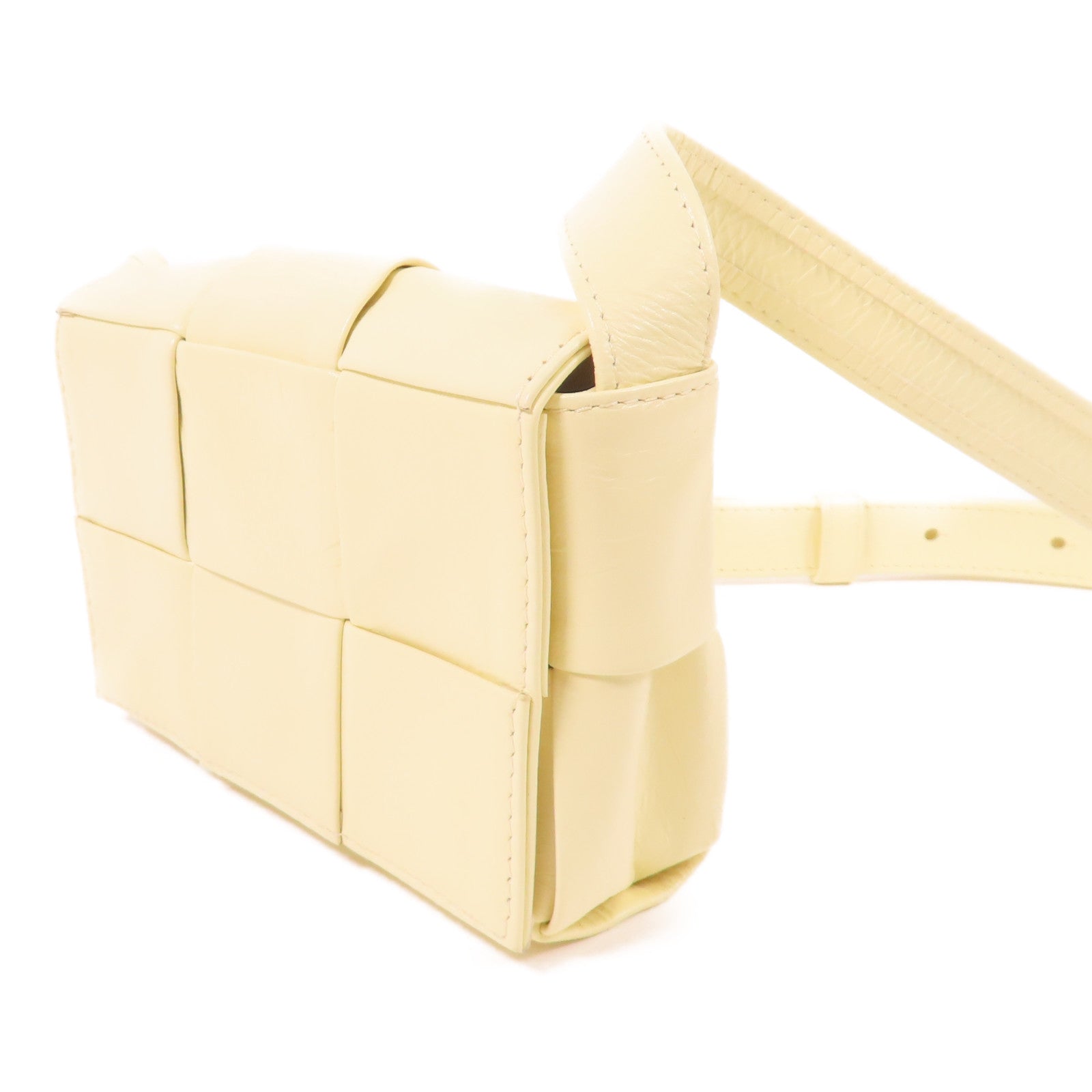 BOTTEGA VENETA 【激減優惠】牛皮皮革Cassette銀扣肩背袋