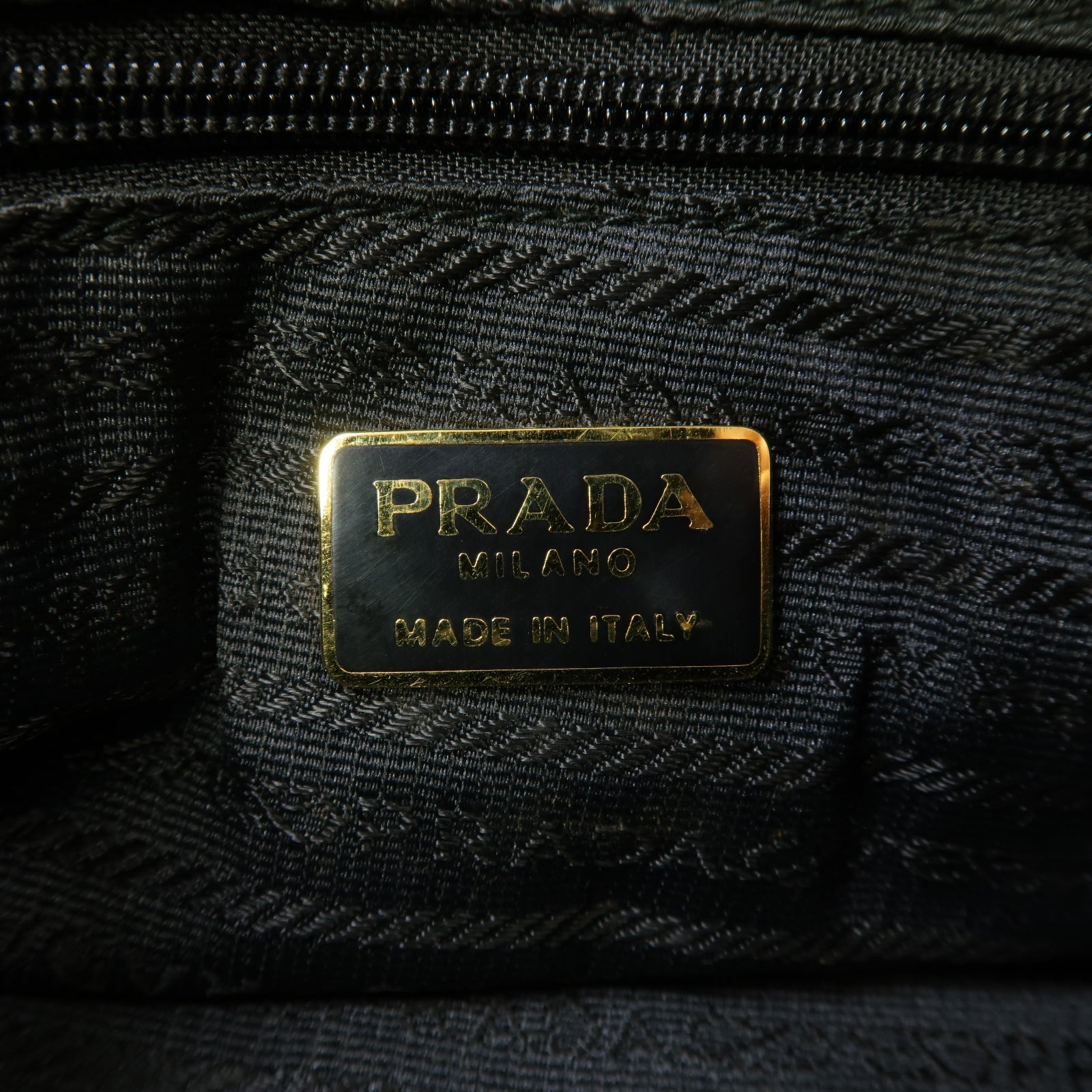 PRADA 尼龍Tessuto Metallo金扣手挽袋黑色