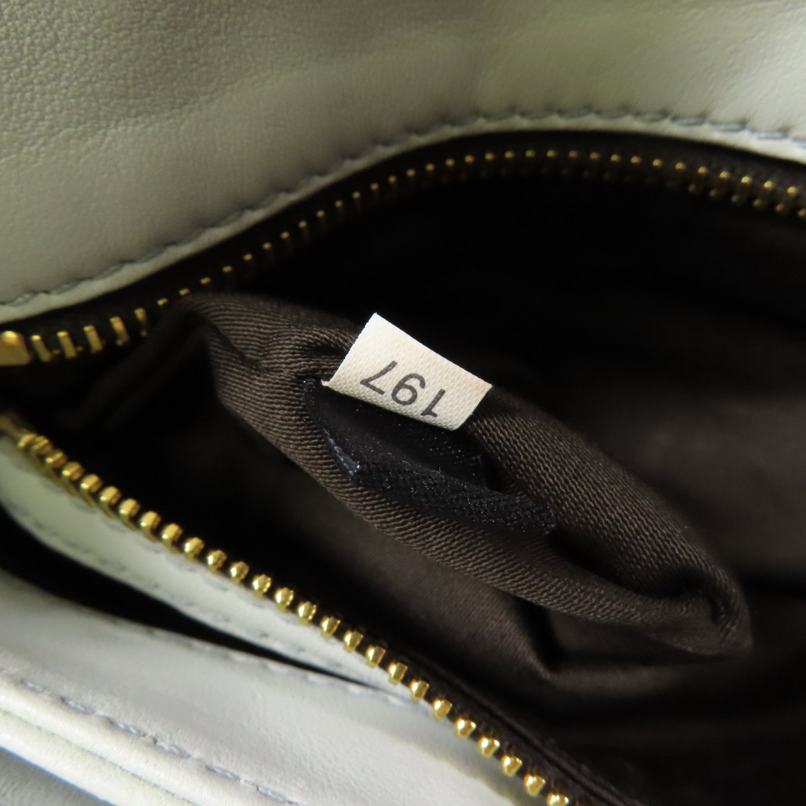 Miu Miu 牛皮皮革Shoulder Bag金扣肩背袋