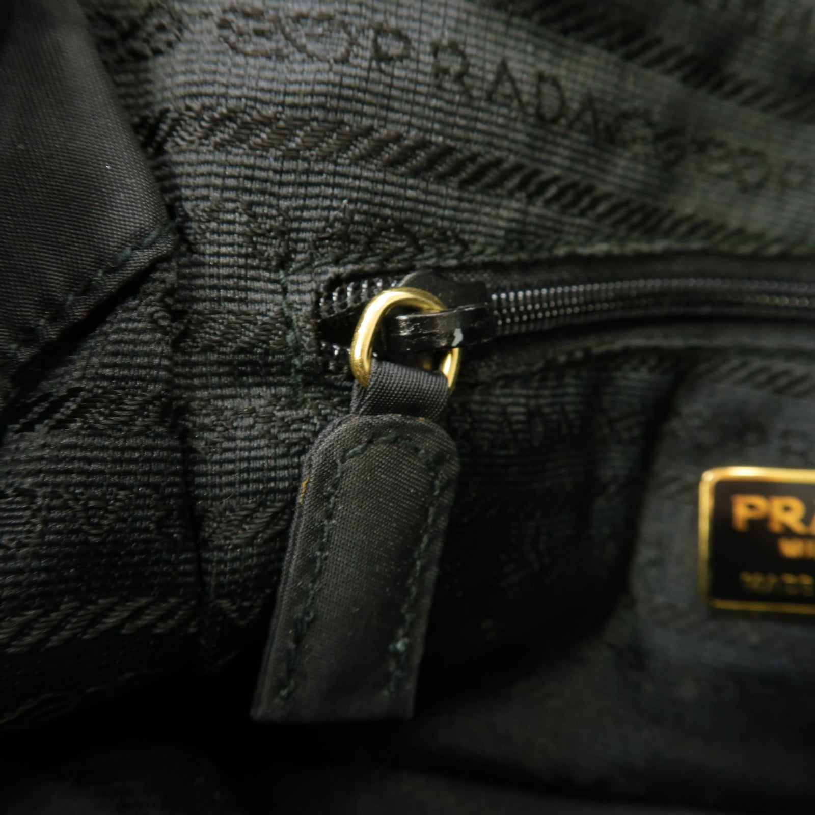 PRADA 尼龍Tessuto Metallo金扣手挽袋黑色