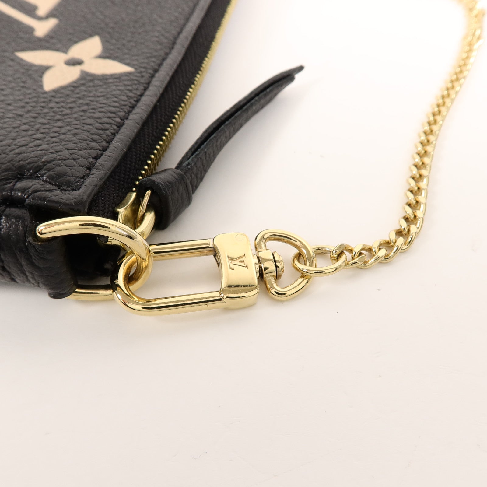 LOUIS VUITTON Monogram Empreinte Mini Pochette鏈帶手挽袋