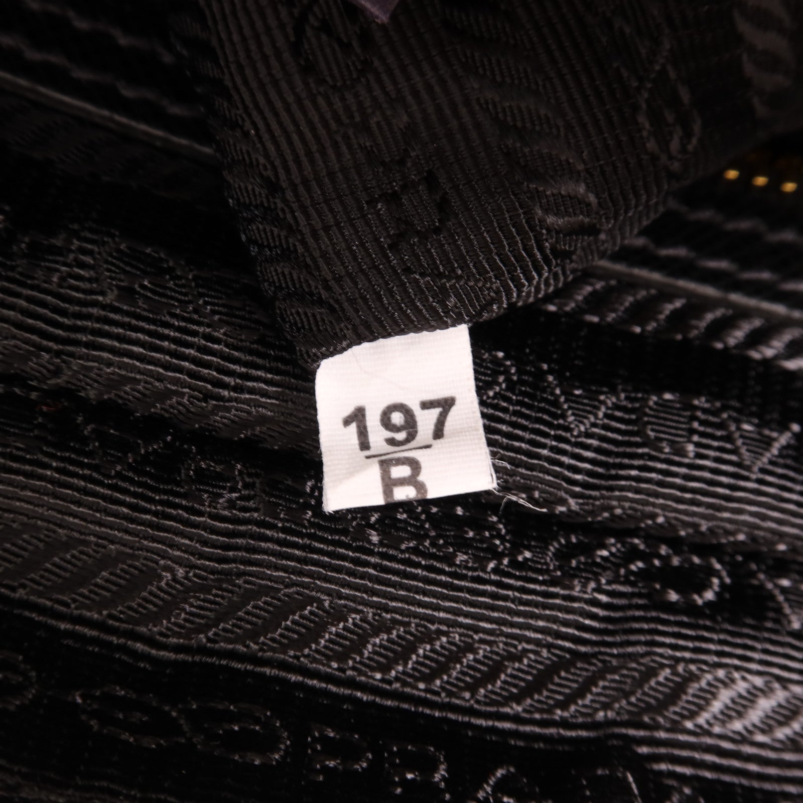 PRADA 尼龍Camera Bag金扣肩背袋