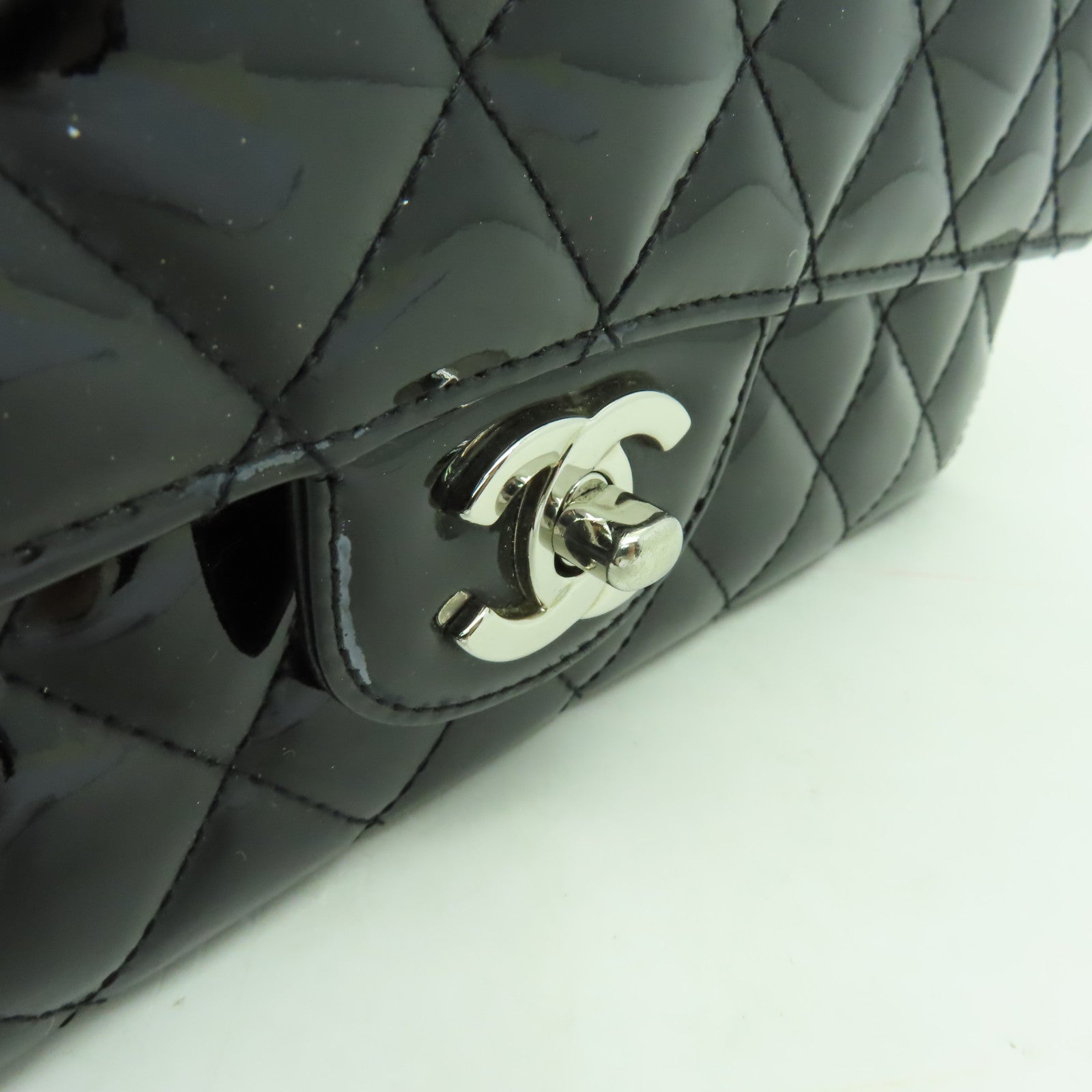 CHANEL 【清倉大減價】菱格漆皮皮革Chain Shoulder銀扣鏈帶肩背袋黑色