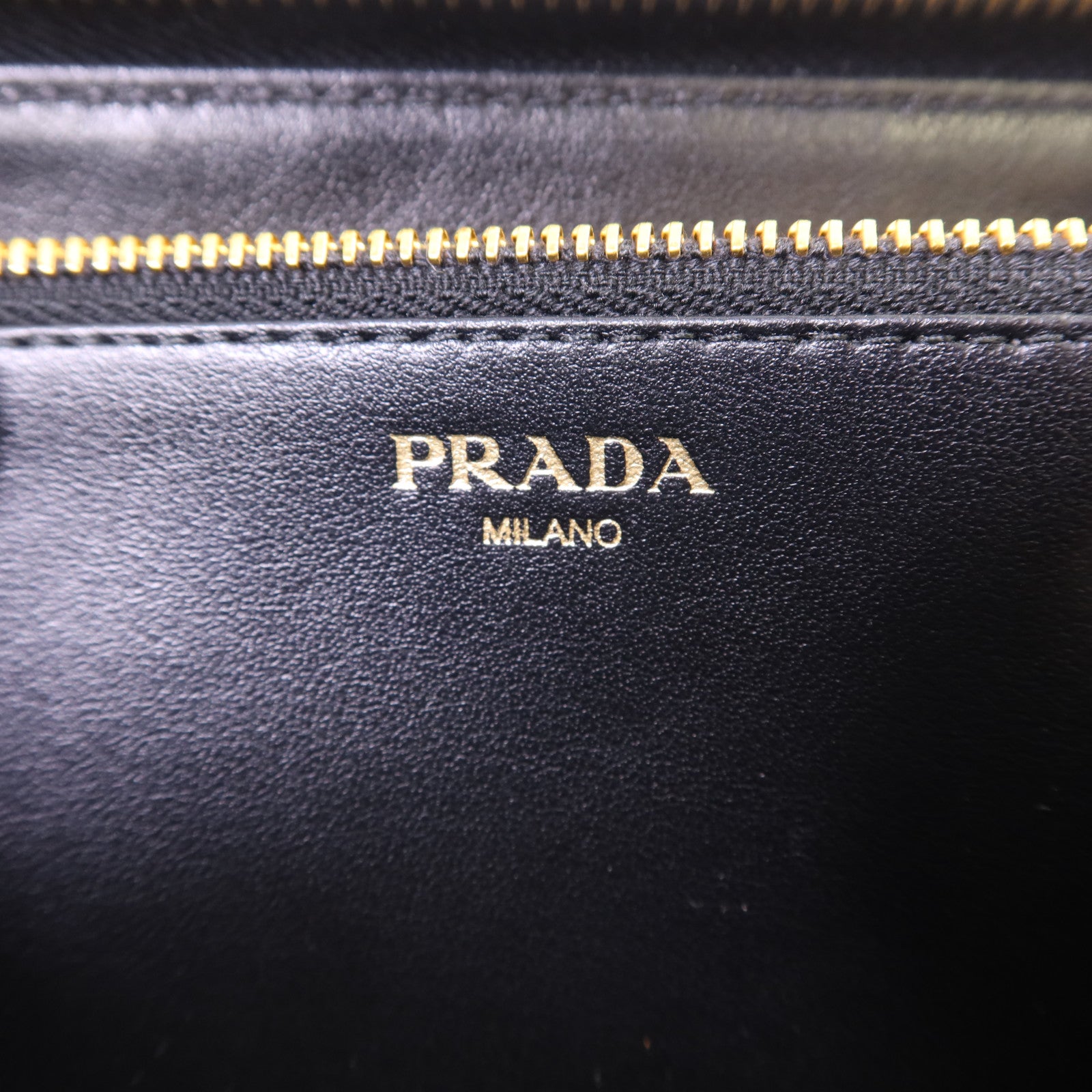 PRADA 牛皮皮革Long Round Wallet金扣長錢包